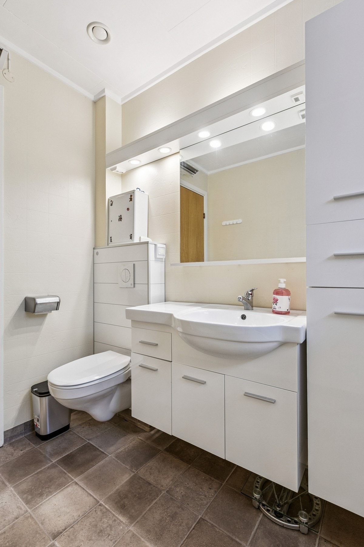 Vegghengt toalett og innholdsrik innredning. Galleribilde