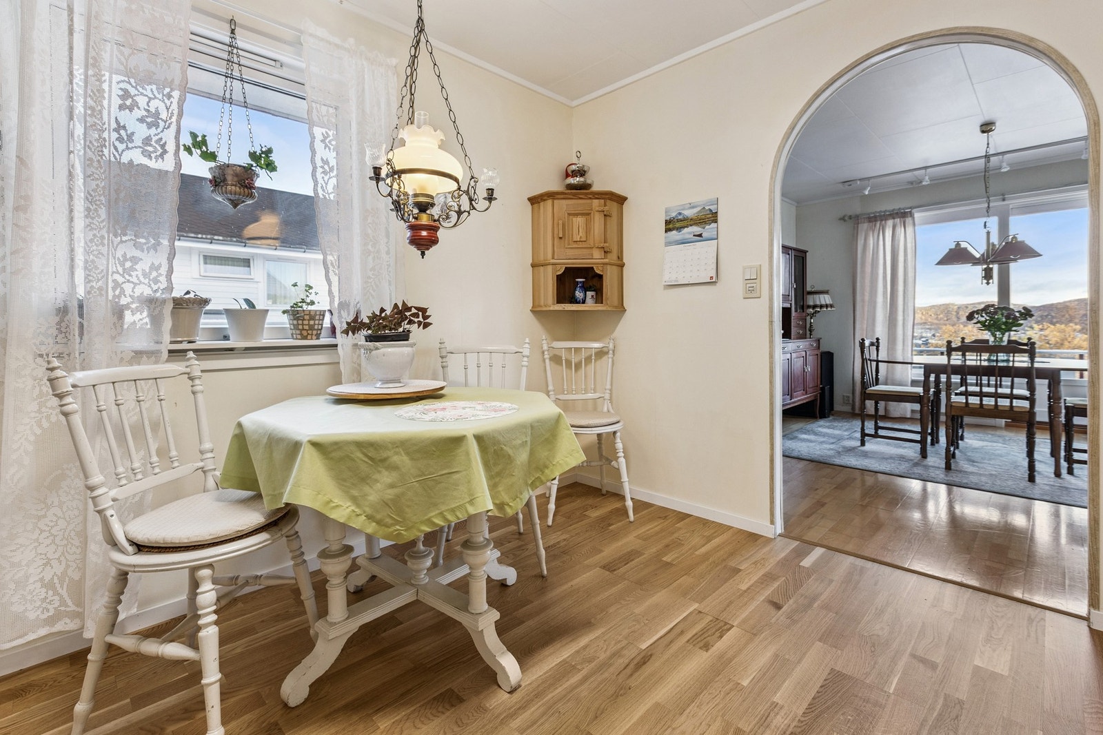 Kjøkken med spiseplass. Galleribilde