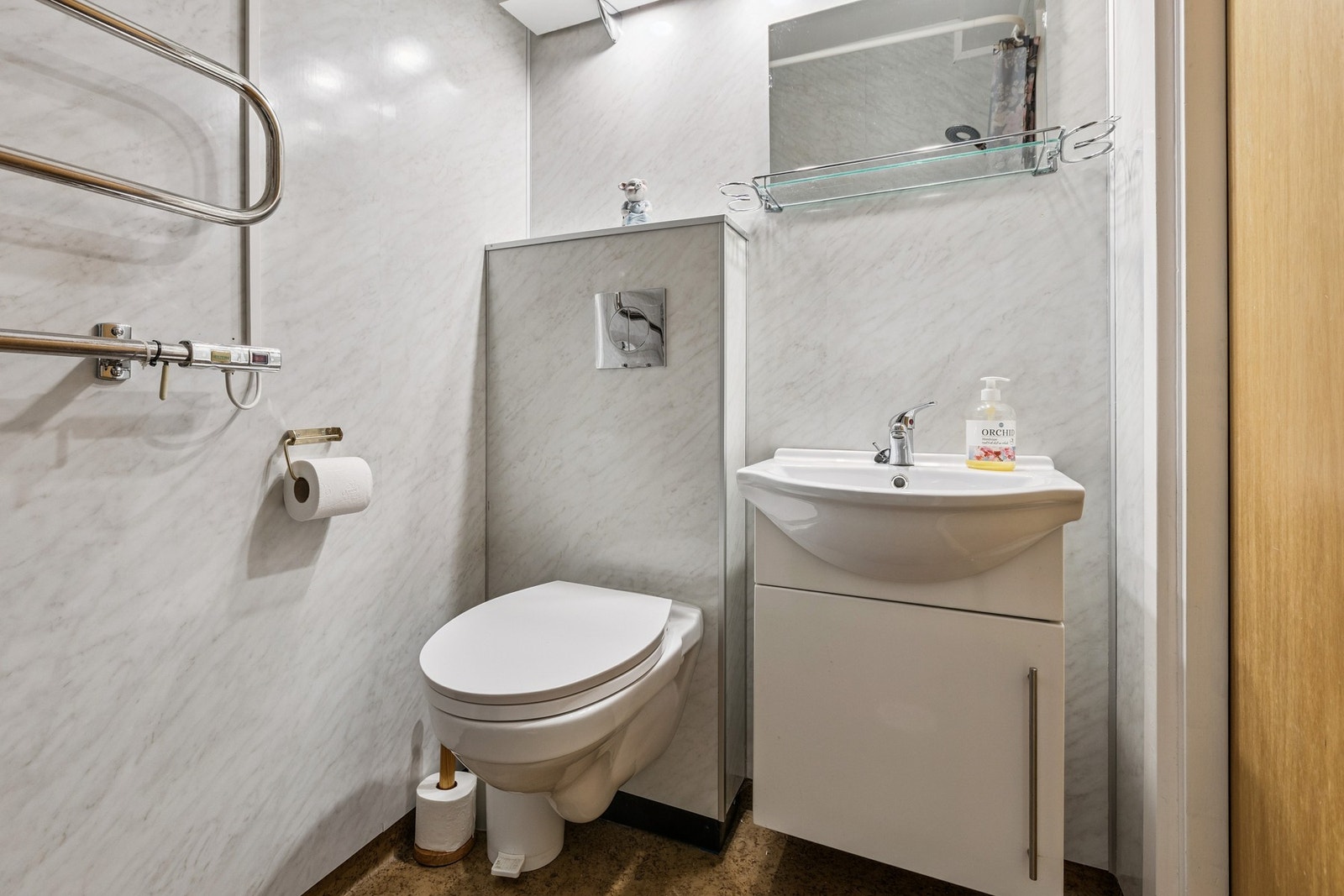 Vegghengt toalett i bad, underetasje. Galleribilde