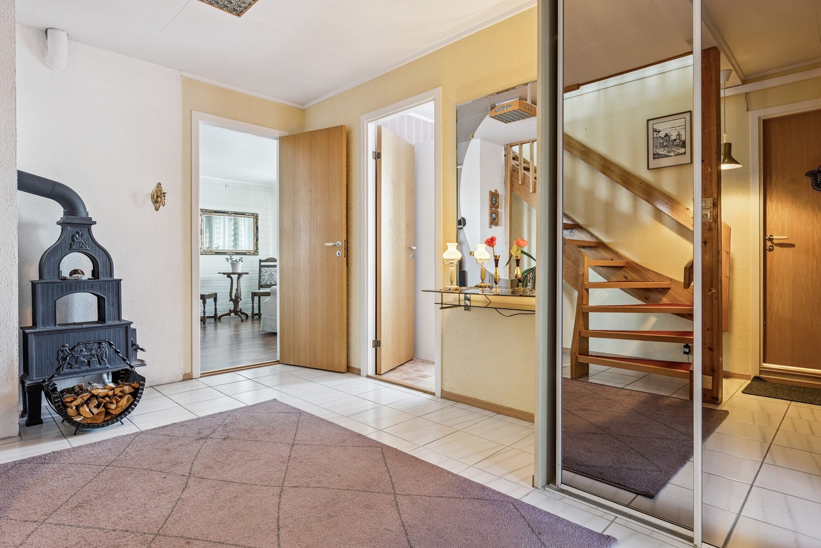 Garderobeløsning og vedfyringsovn. Galleribilde