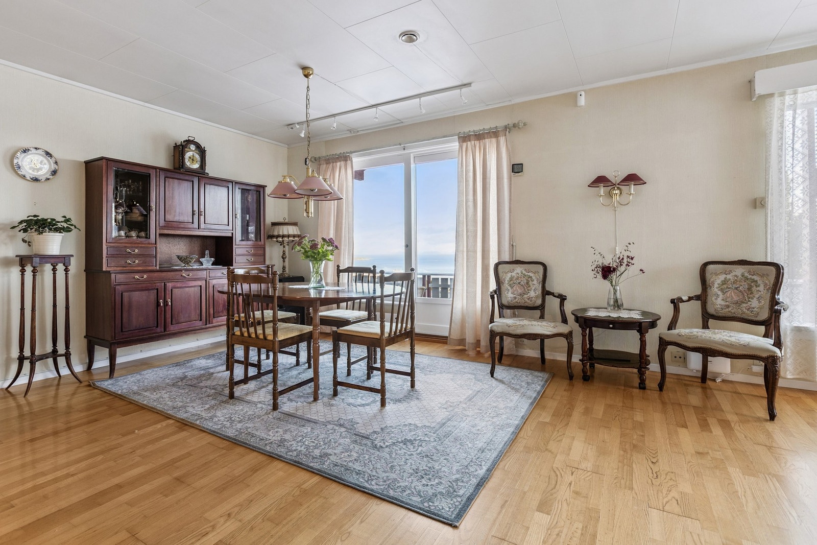 Det er nydelig panoramautsikt fra eiendommen. Galleribilde