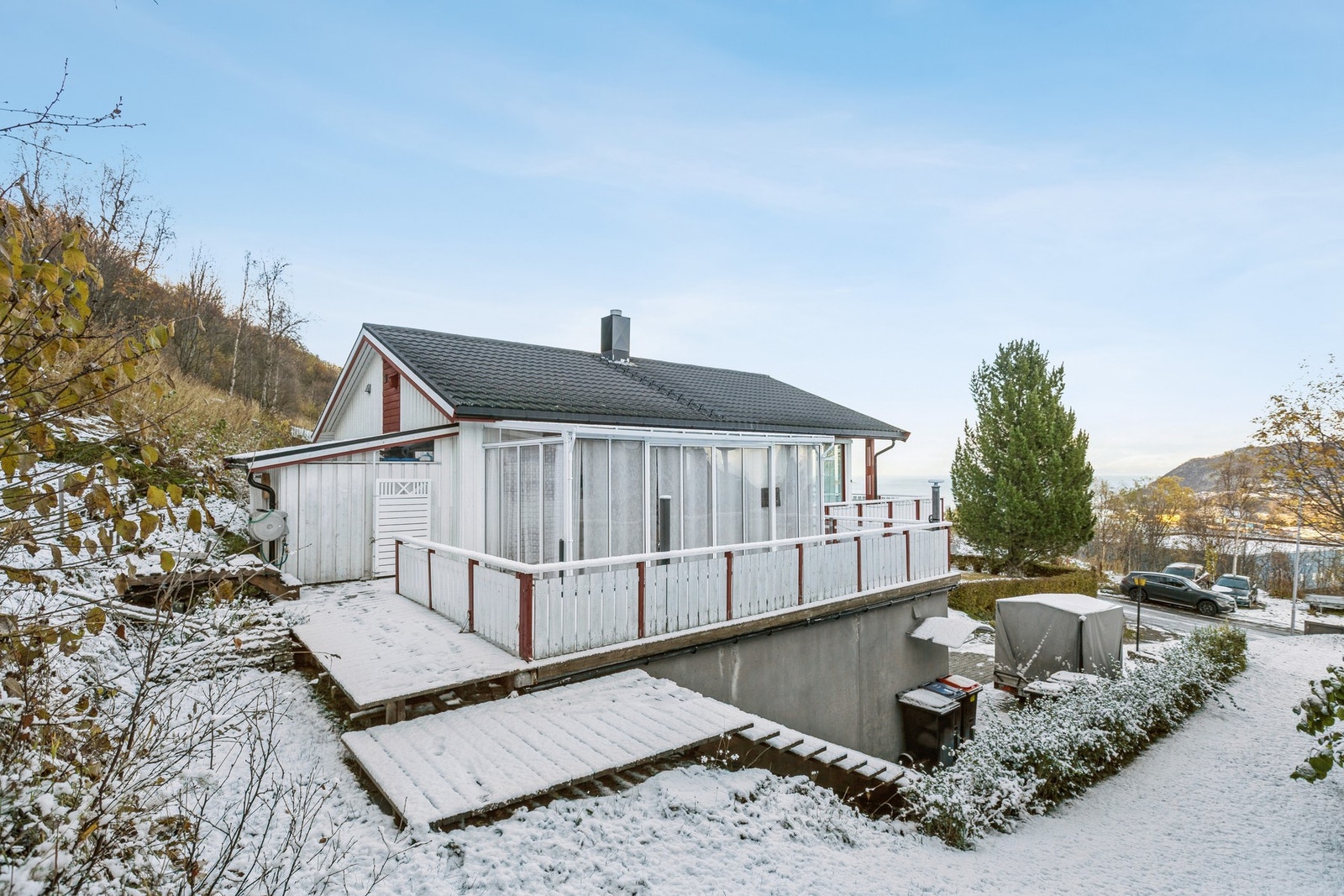 Det er skjermet uteområde og i de senere år etablert vinterhage (2019). Galleribilde