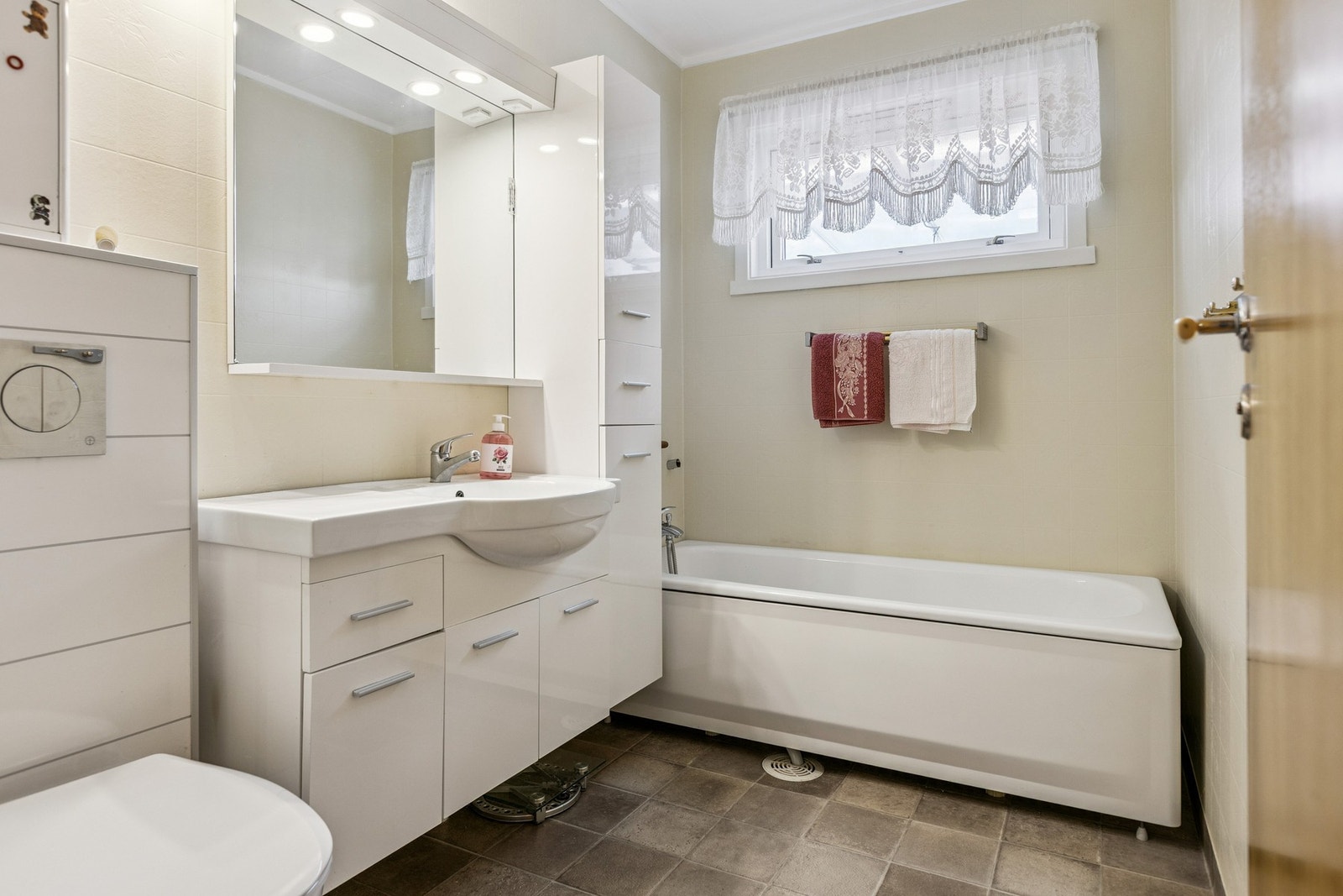 Bad i hovedetasje er modernisert. Galleribilde