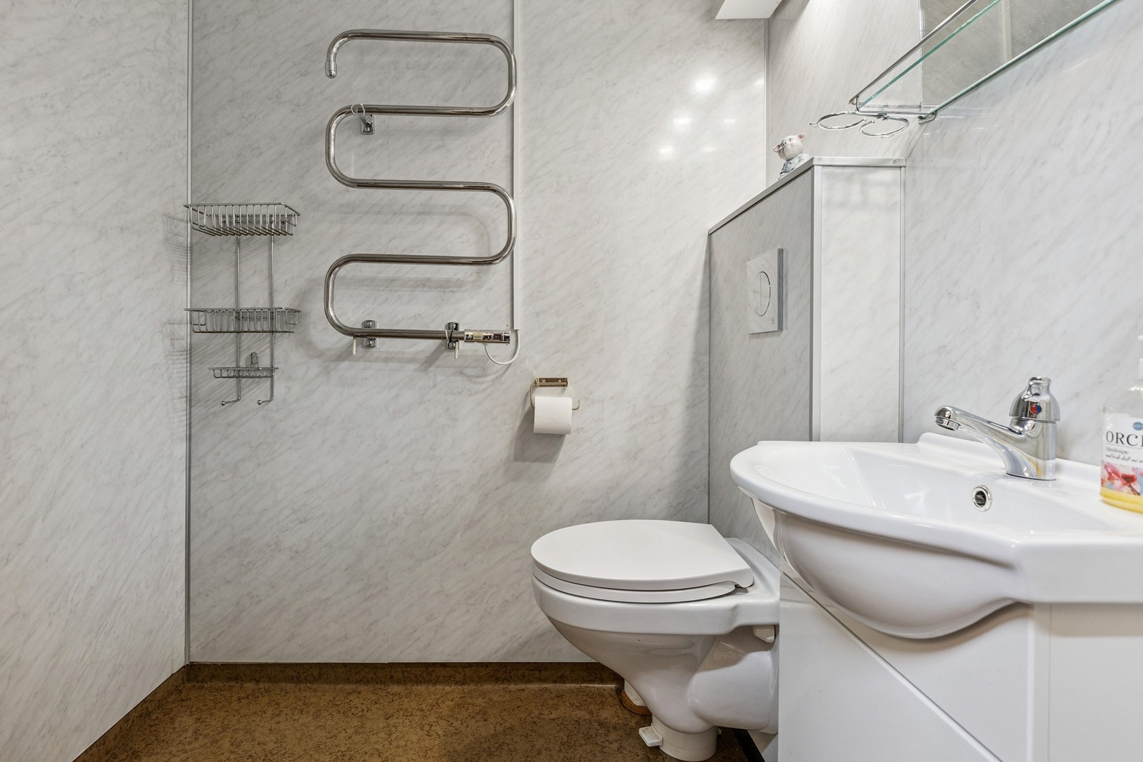 Bad i underetasje med noe modernisering utført. Galleribilde