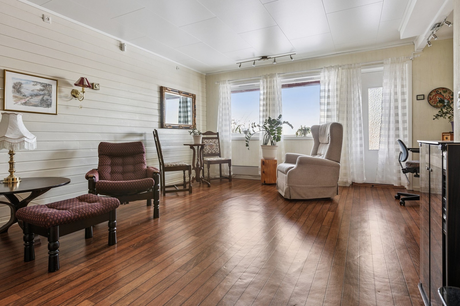 Kjellerstue (opprinnelig inntegnet som hobbyrom på opprinnelige tegninger. Det utløser ikke søknadsplikt for ominnredningen). Galleribilde