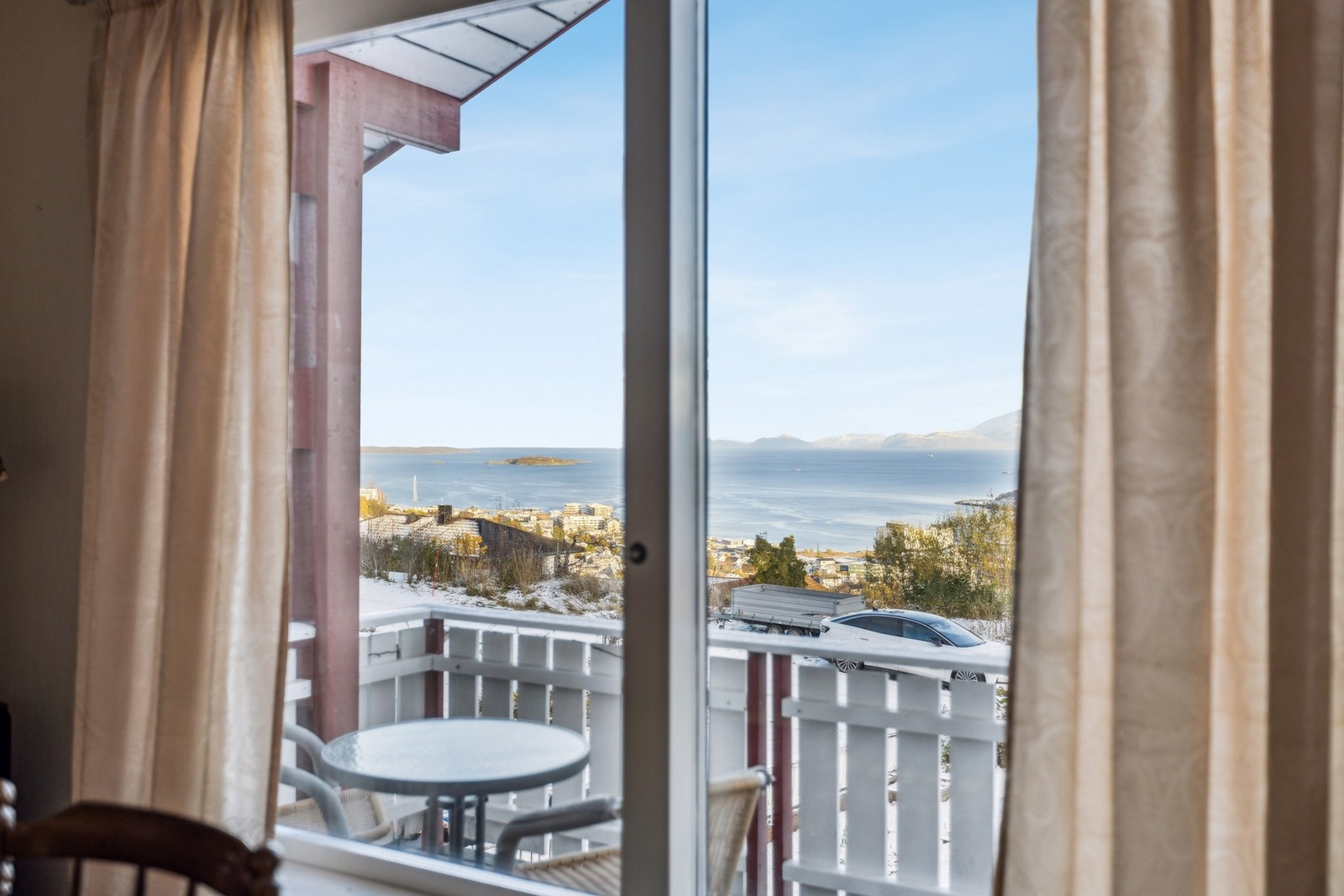 Du ser utover byen, Vågsfjorden, Rolla, Andørja m.m. Galleribilde