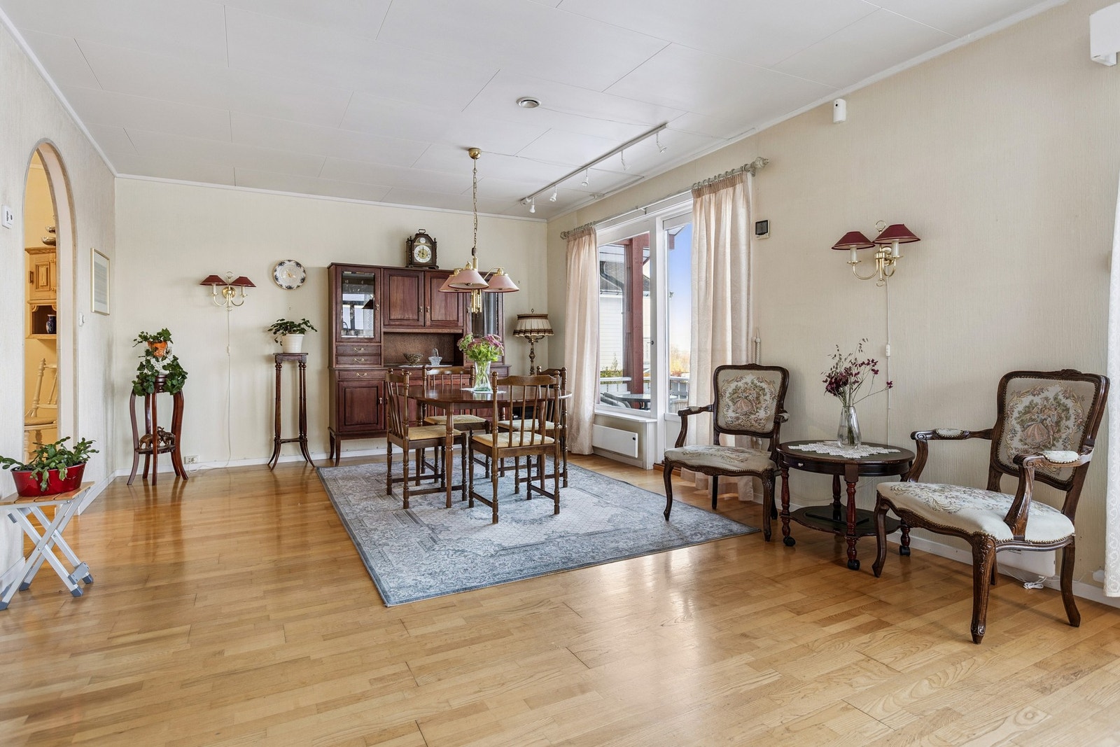 Romslig og god stue med utsikt og gode lysforhold. Galleribilde