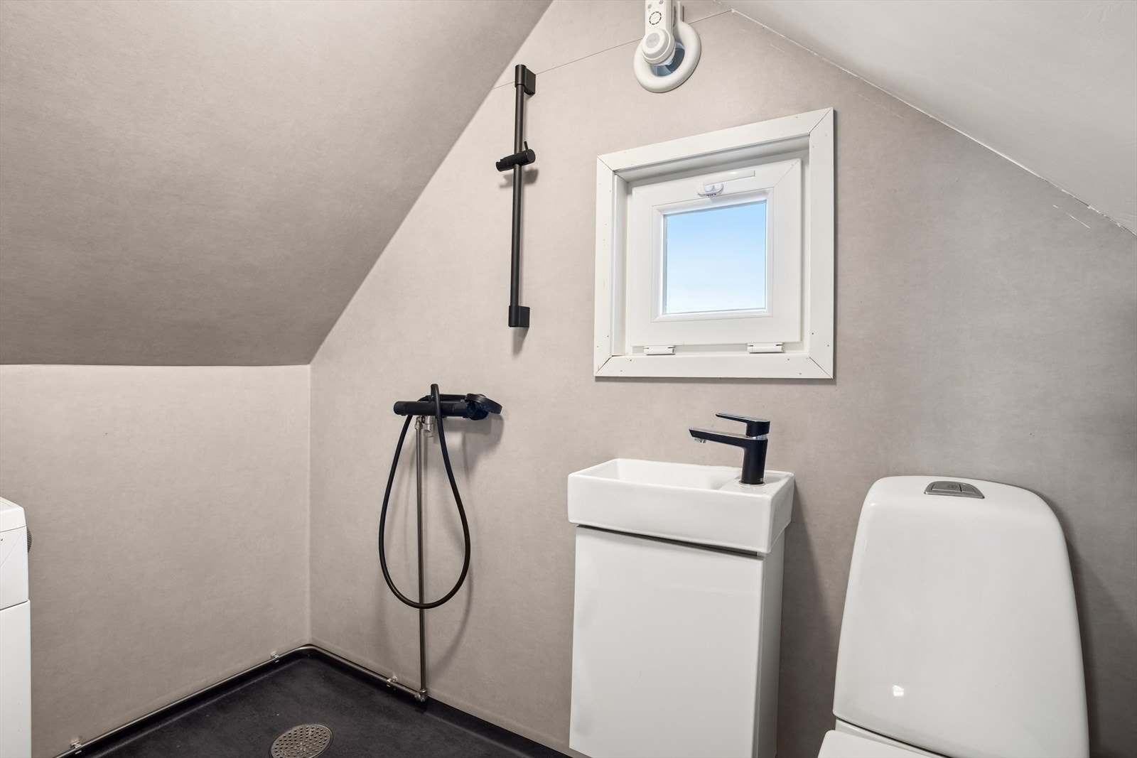 Badet på loftet består av servant, dusjhjørne med opplegg for glassvegger og toalett. Galleribilde