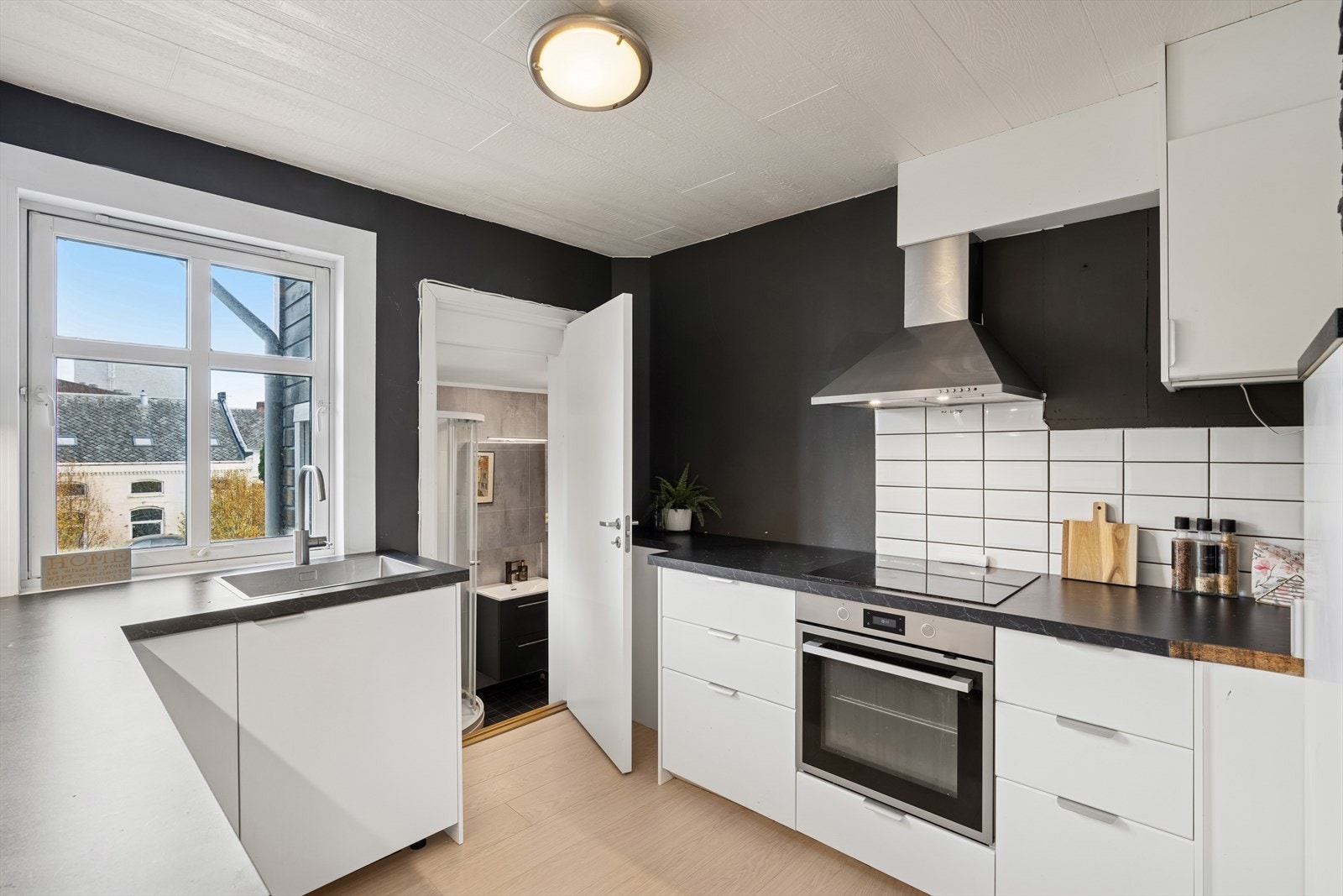 Kjøkkeninnredningen har slette fronter og benkeplate i laminat. Galleribilde