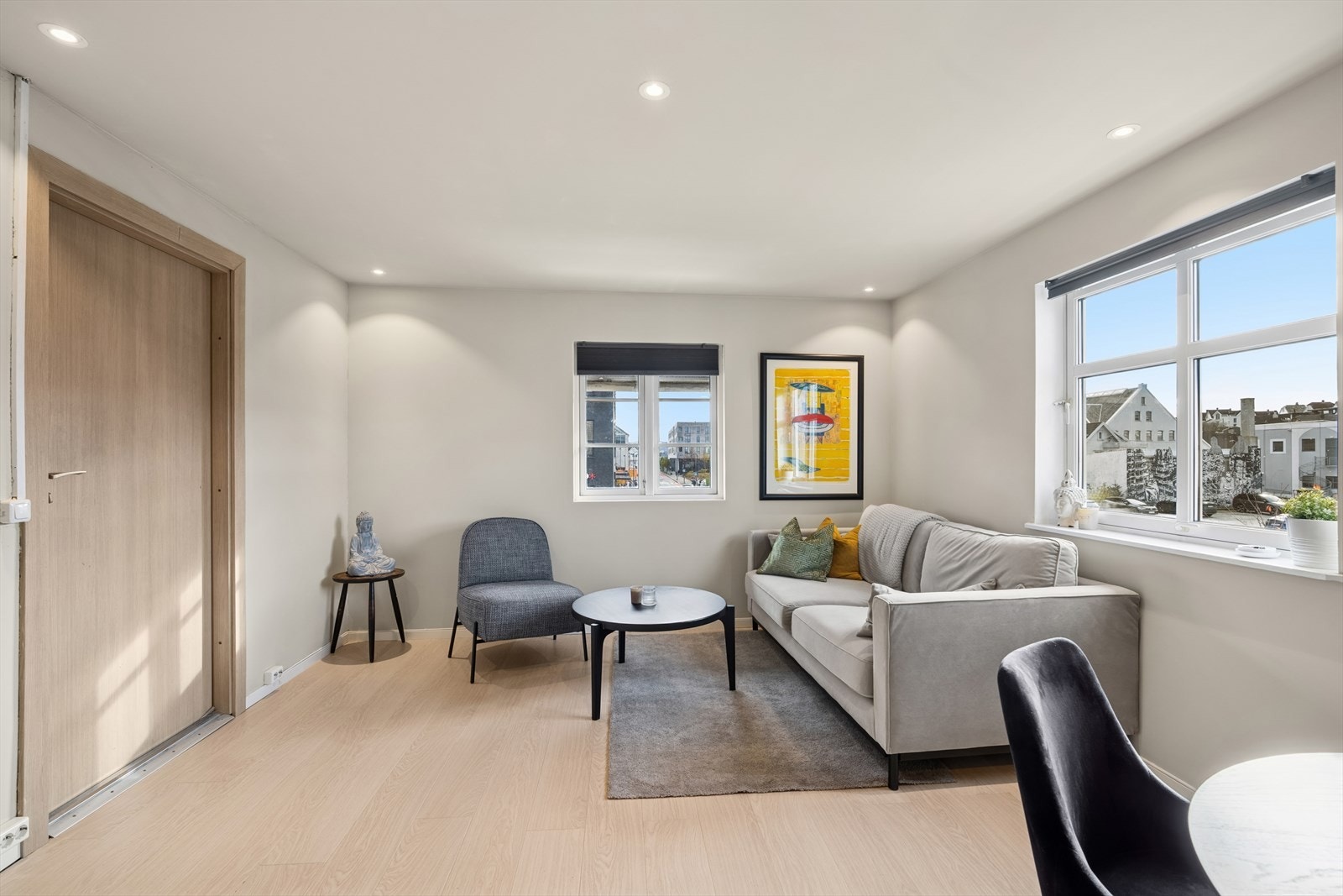 Taket er utstyrt med downlights, og stuen gir god plass til både sofa og spisebord. Galleribilde
