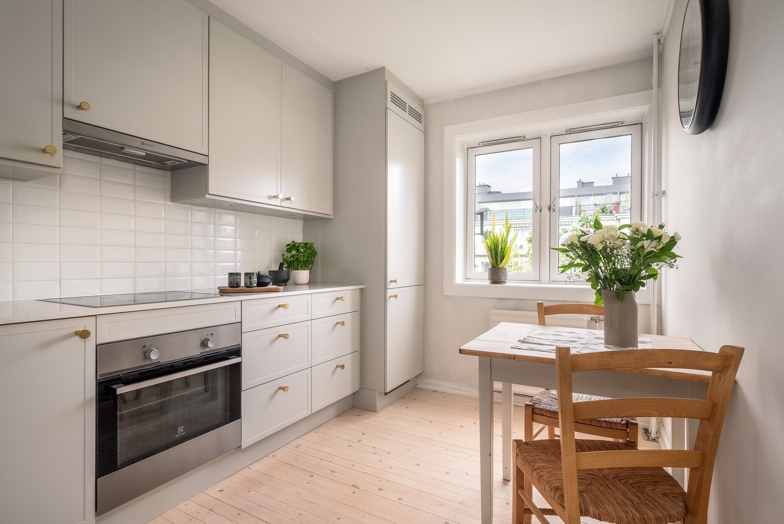 Moderne og tidløs innredning med integrerte hvitevarer. Galleribilde