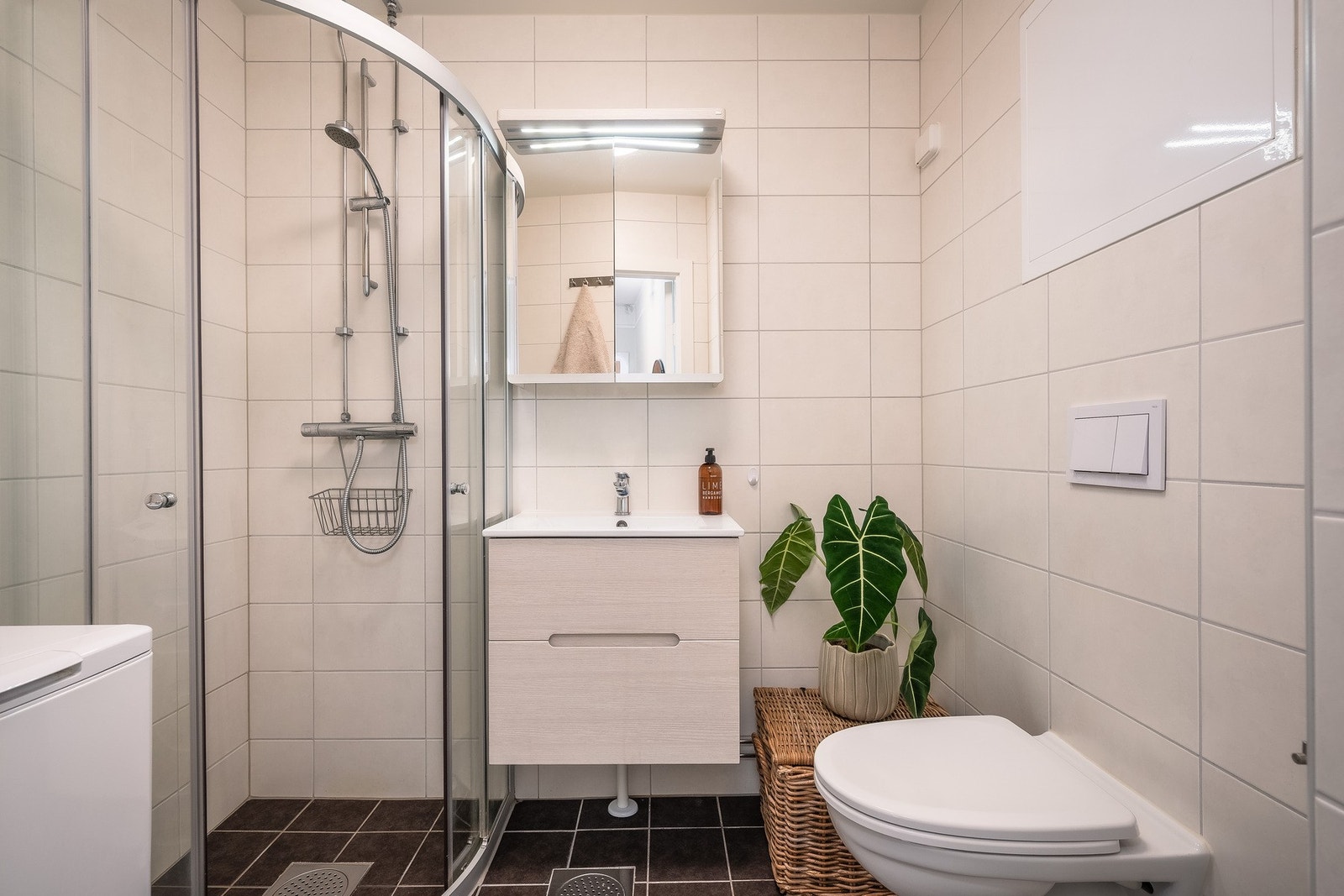 Pent flislagt baderom fra 2015, pusset opp i regi av sameiet. Det er også tilgang på fellesvaskeri. Galleribilde