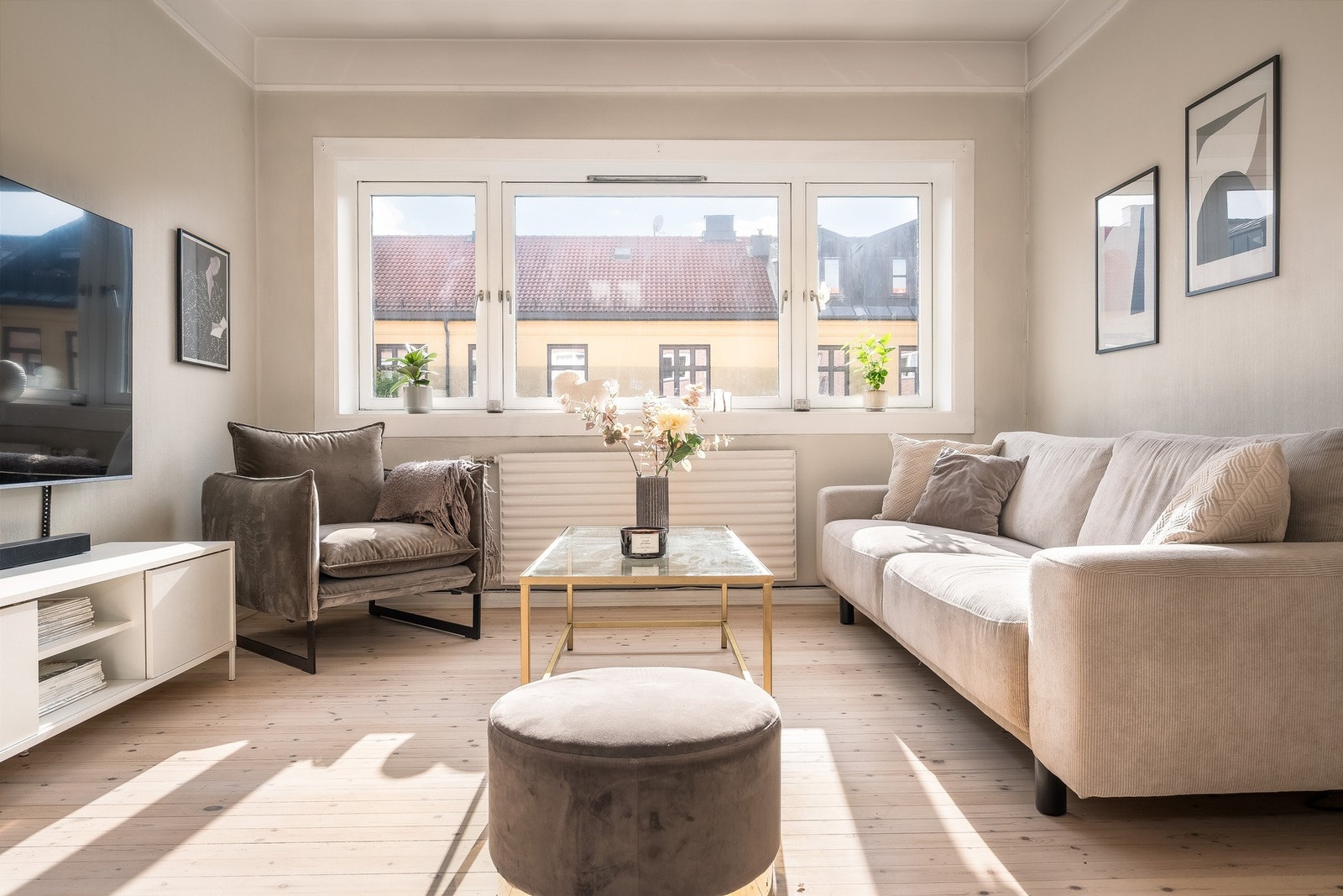 Stuen har god plass til møblering av sofagruppe og annet mediemøbel. Galleribilde