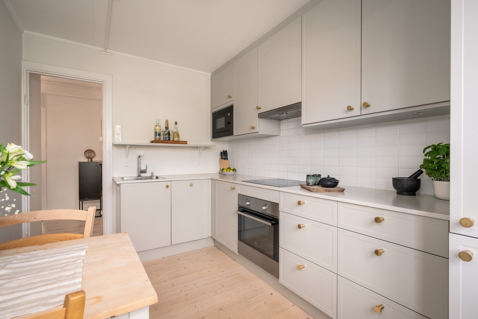 Dette er en gjennomgående og lys 2-roms sentralt beliggende på Sandaker. Galleribilde