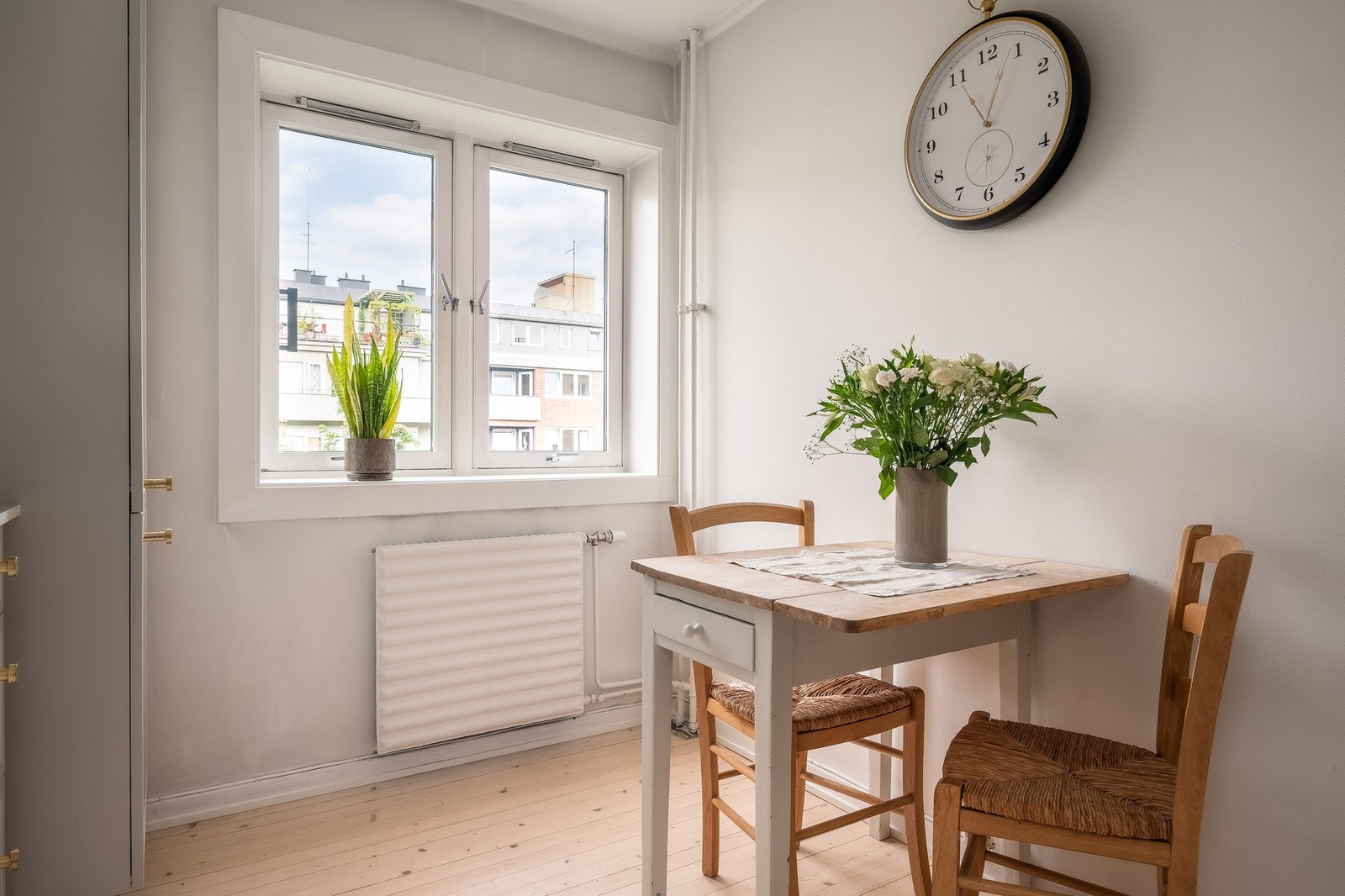 Det er også plass til et mindre cafebord for hyggelige frokoster. Galleribilde