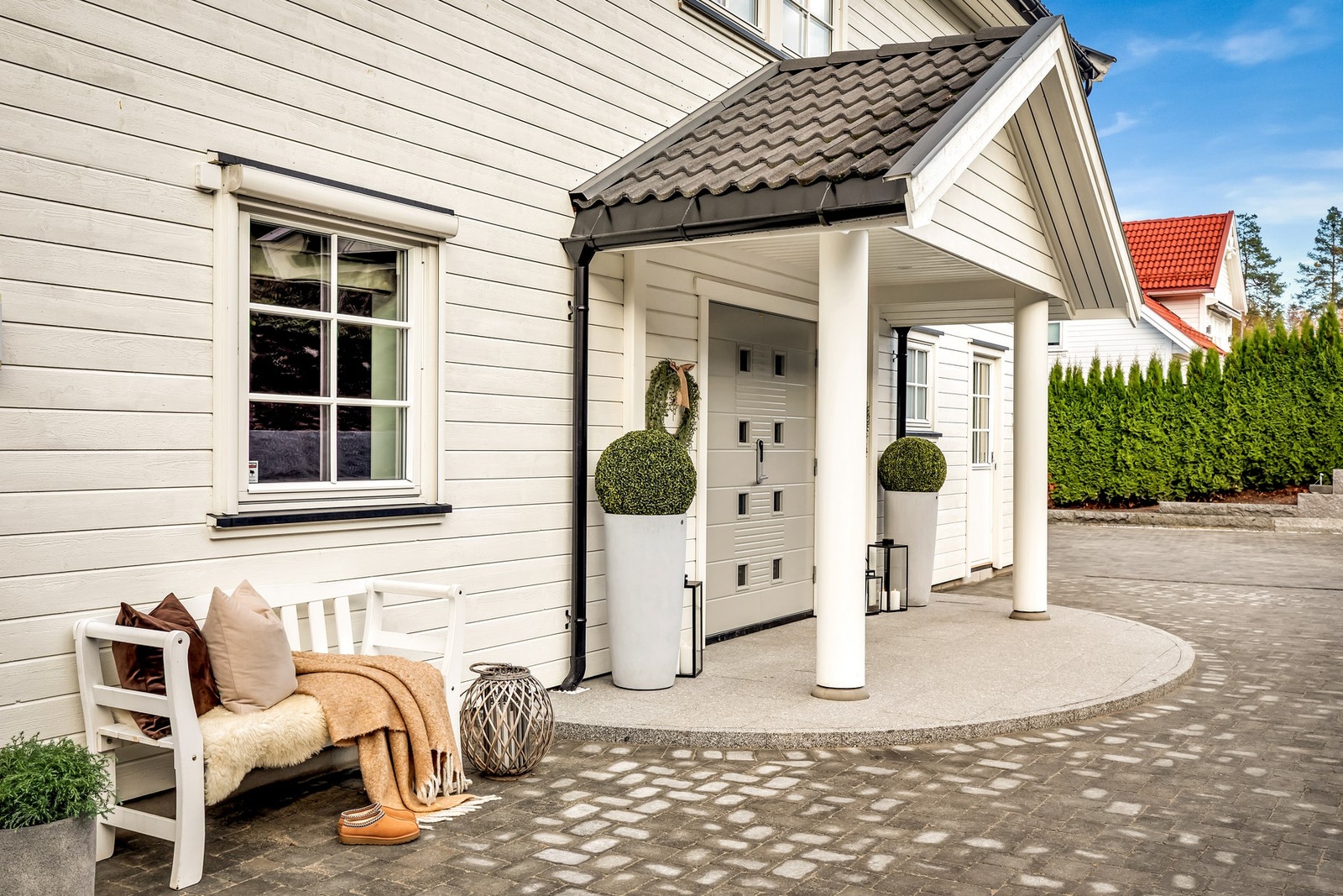 Inngangspartiet har et overbygg med søyler som gir et klassisk og innbydende førsteinntrykk. Galleribilde