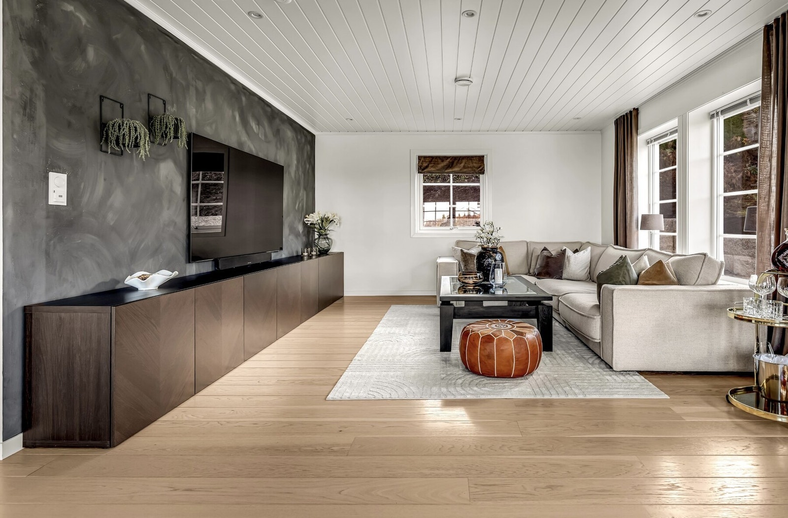 TV-stuen fungerer som en naturlig forlengelse av stue- og kjøkkenløsningen, med romslig plass og gjennomført stil. Galleribilde