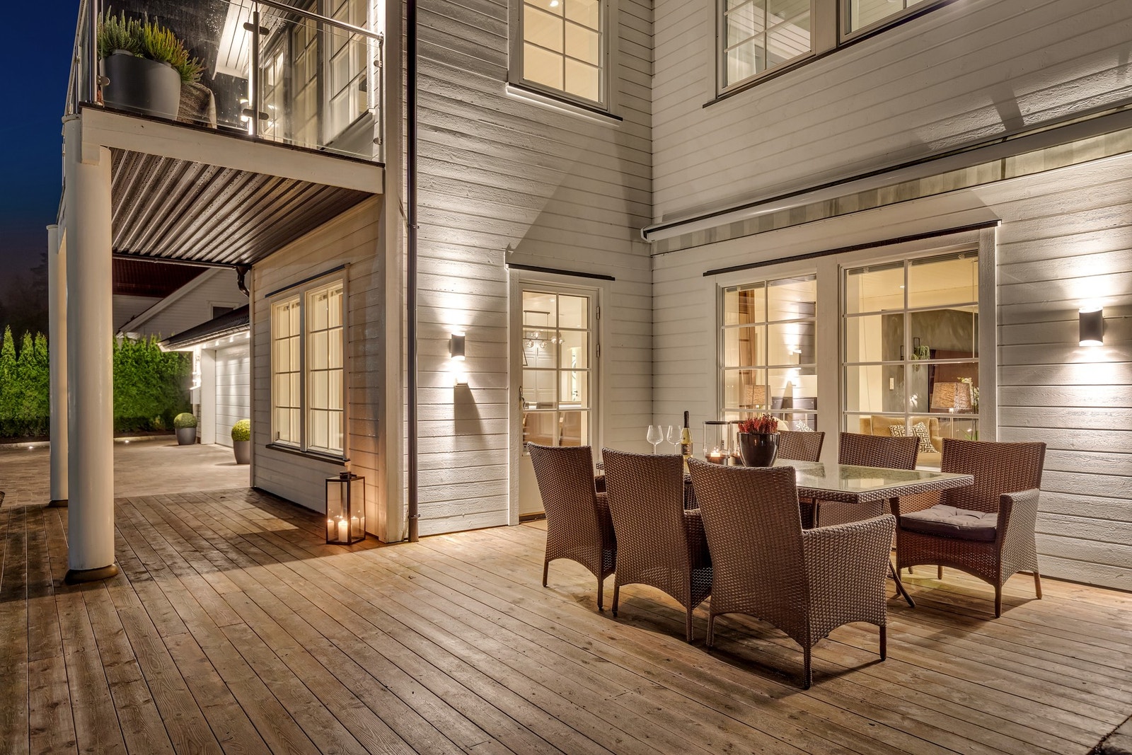 Terrassen vender ut mot hagen, som er pent opparbeidet med plen og hekker som gir et privat preg. Galleribilde