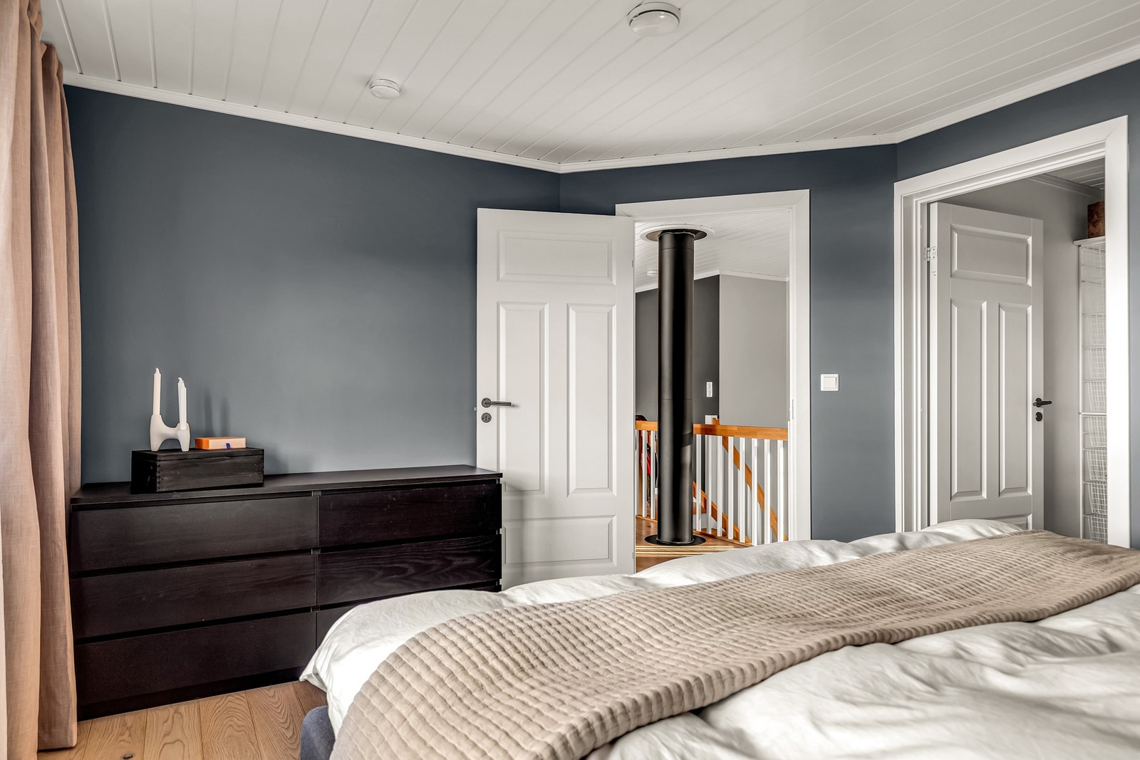 Hovedsoverommet har direkte adkomst til et større walk-in closet. Galleribilde