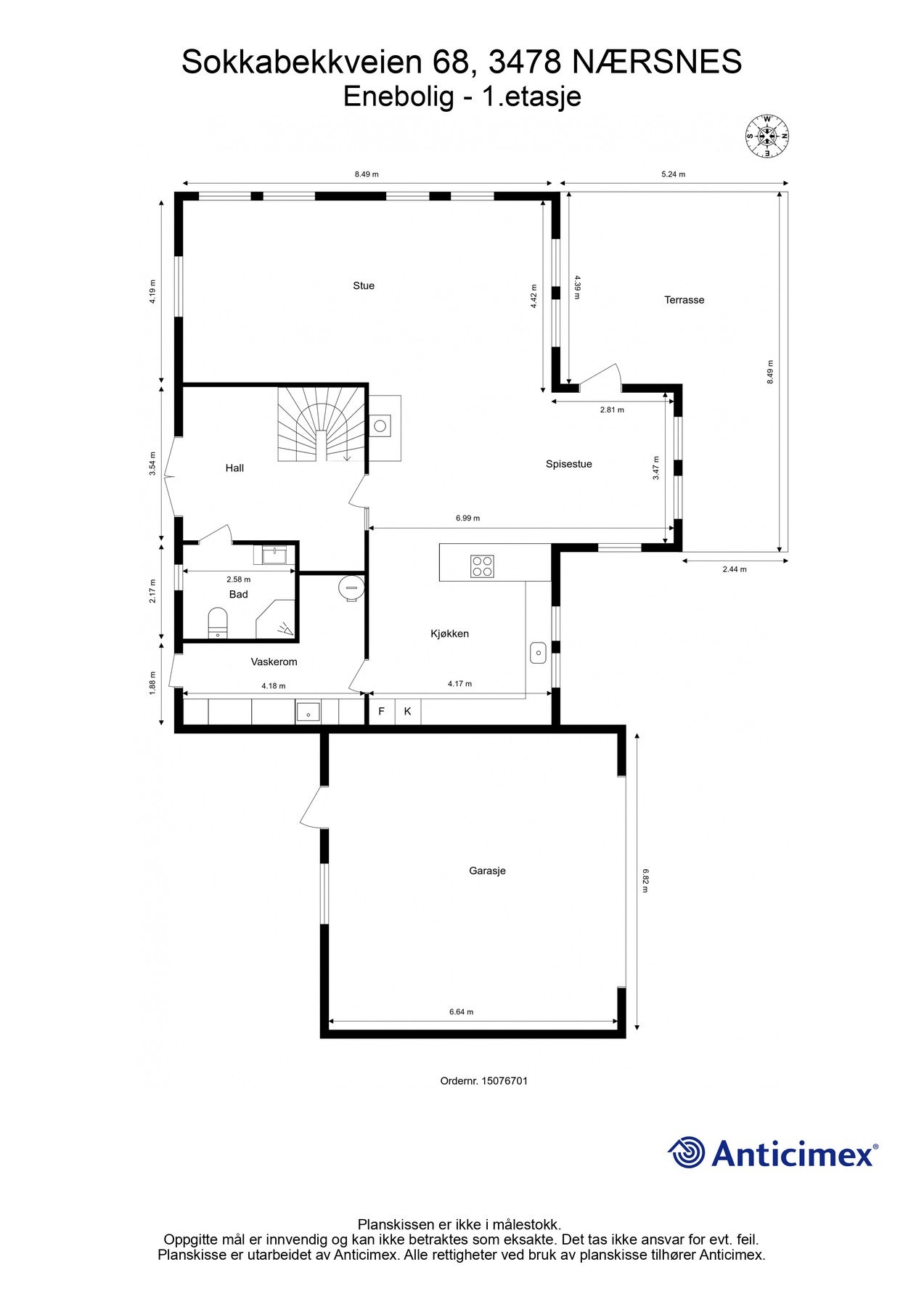 Boligens første etasje består av en romslig hall, åpen stue- og kjøkkenløsning, vaskerom, bad og markterrasse med utgang fra spisestuen. Galleribilde