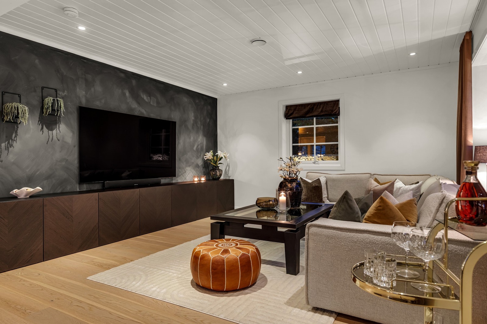 Et perfekt rom for rolige kvelder med film, spill og samvær. Galleribilde