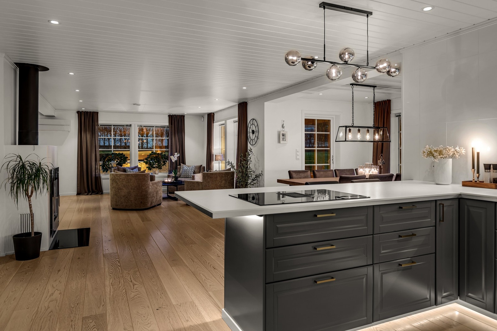 Praktisk utforming med fliser over benk og gode arbeidsflater. Galleribilde