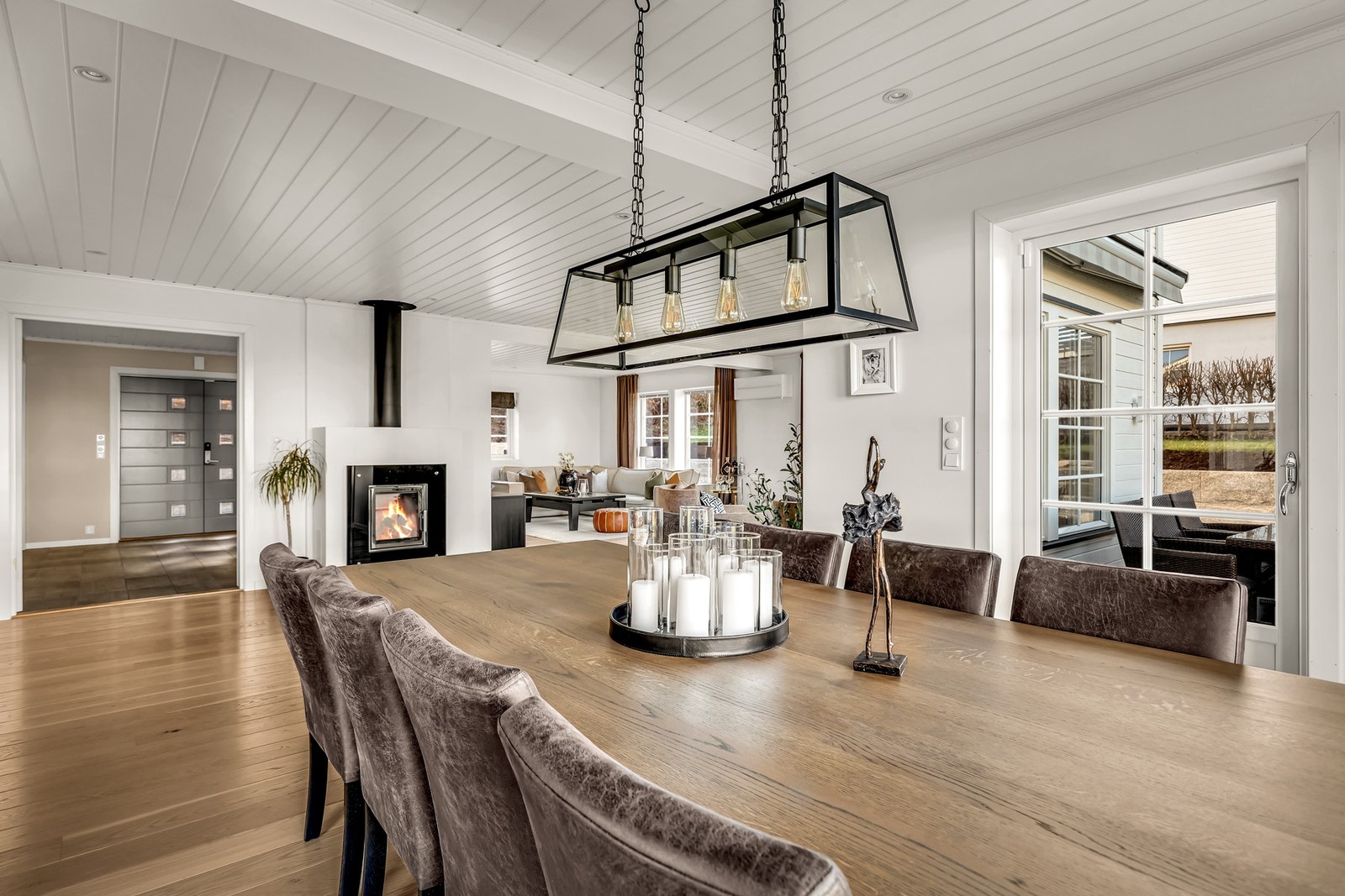 Spisestuen ligger sentralt plassert med god plass til langbord - perfekt for selskap og familieliv. Galleribilde