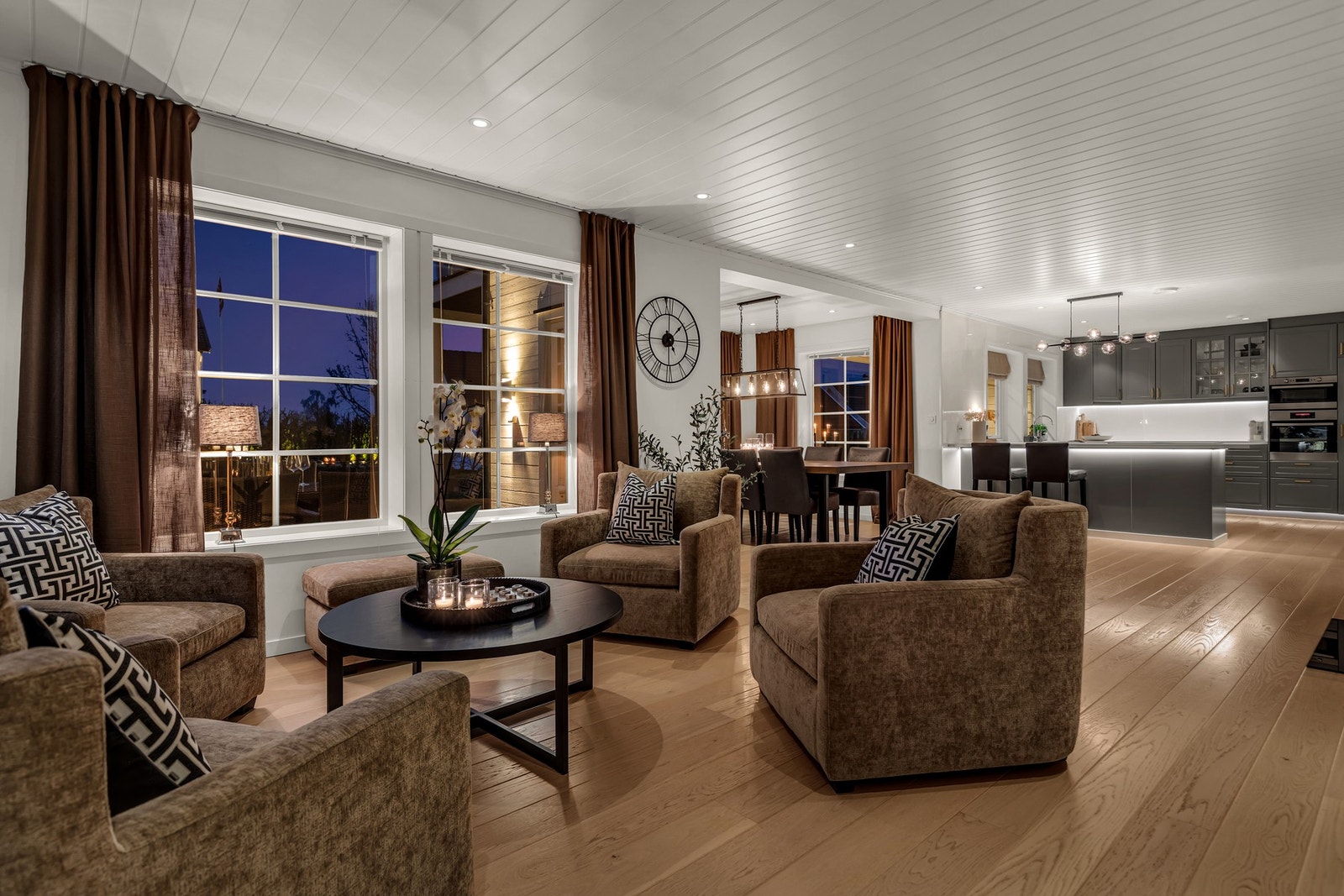 Den åpne planløsningen gjør det enkelt å være sosial, enten du lager mat, spiser eller slapper av. Galleribilde