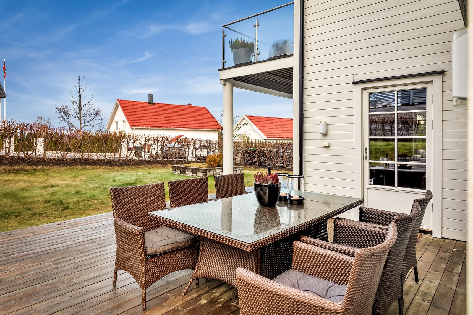 På baksiden finner du en stor markterrasse med plass til både spisegruppe og lounge - ideelt for sosiale sammenkomster. Galleribilde