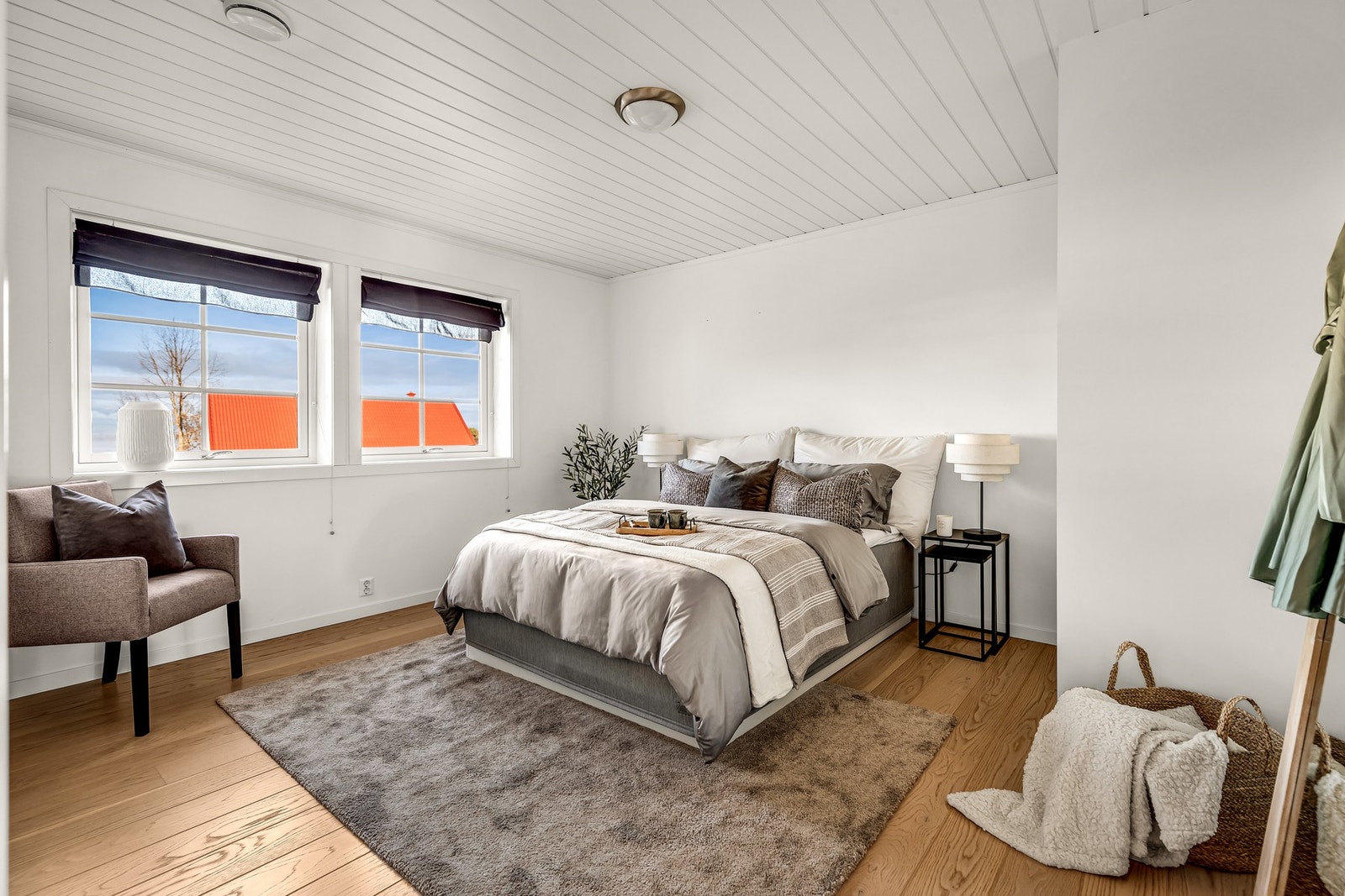 Boligen har fire soverom av ulik størrelse, alle med gjennomgående lyse flater og naturlig lysinnslipp. Galleribilde