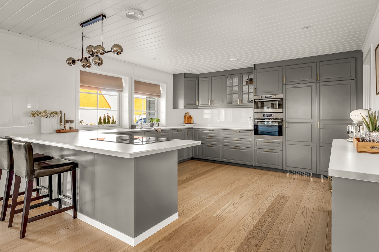 Kombinasjonen av lyse flater, varme gulv og elegante detaljer skaper en lun atmosfære. Galleribilde