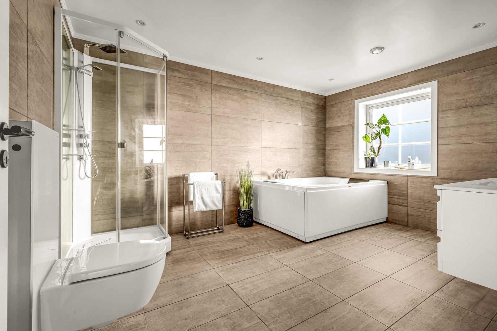 Det største badet har delikate materialvalg som gir en eksklusiv og avslappende atmosfære. Galleribilde