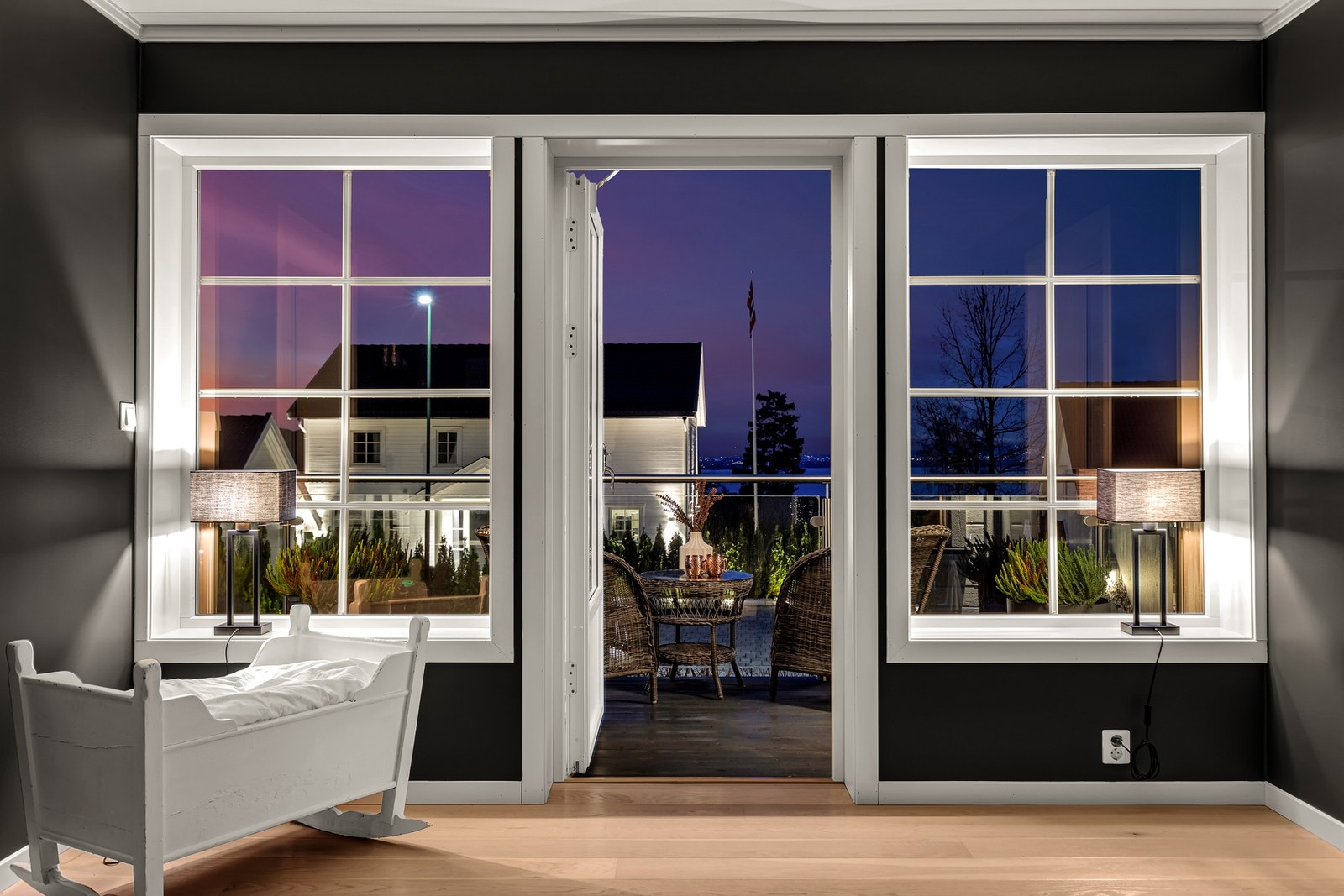 Fra TV-stuen er det direkte utgang til en nordvendt balkong på ca. 7 m². Galleribilde