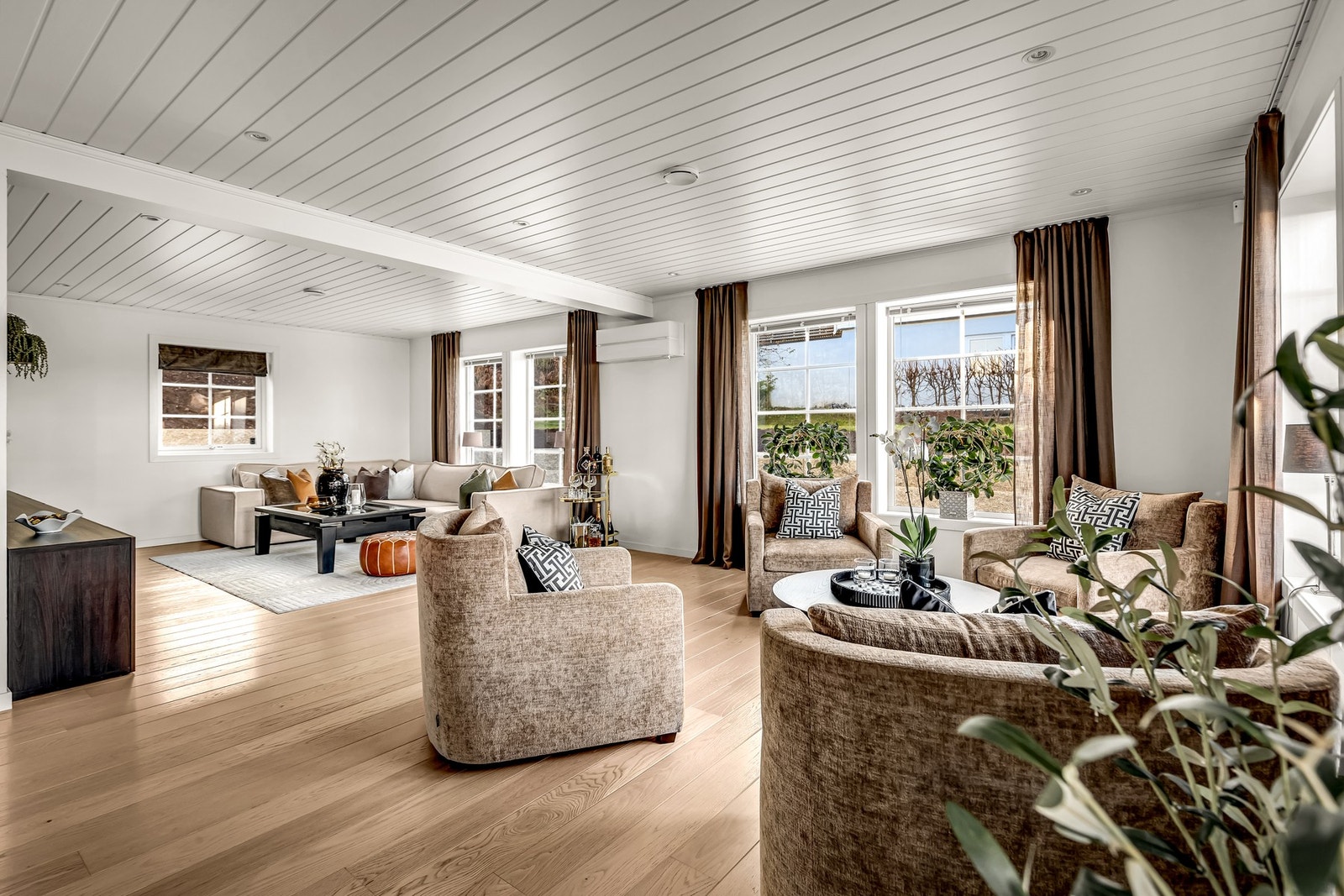 Stuen har en lun og innbydende atmosfære, med plass til både sofagruppe, spisebord og ekstra sitteområder. Galleribilde