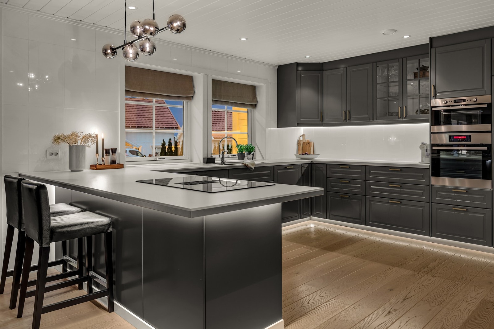 Kjøkkenet fremstår som boligens naturlige samlingspunkt - lyst, romslig og gjennomført. Galleribilde