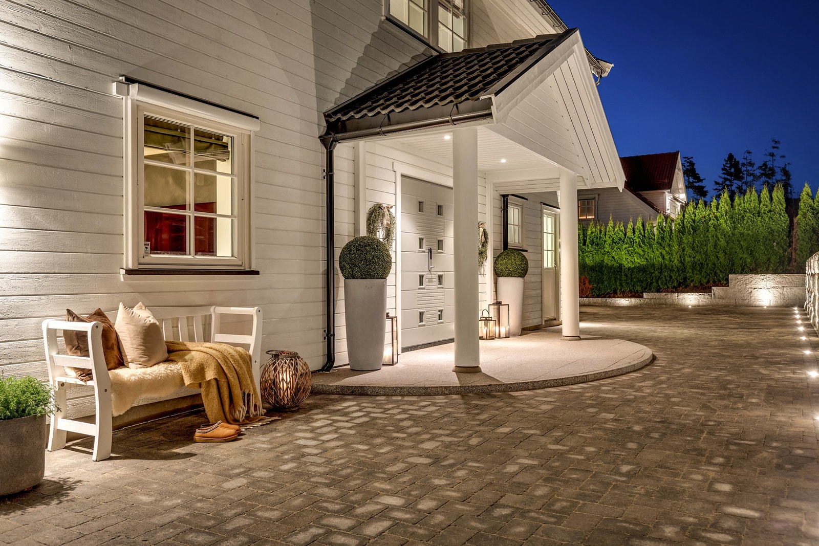 Et flott inngangsparti er hjemmets håndtrykk - her blir man møtt av et stilrent uttrykk som ønsker velkommen med varme og karakter. Galleribilde