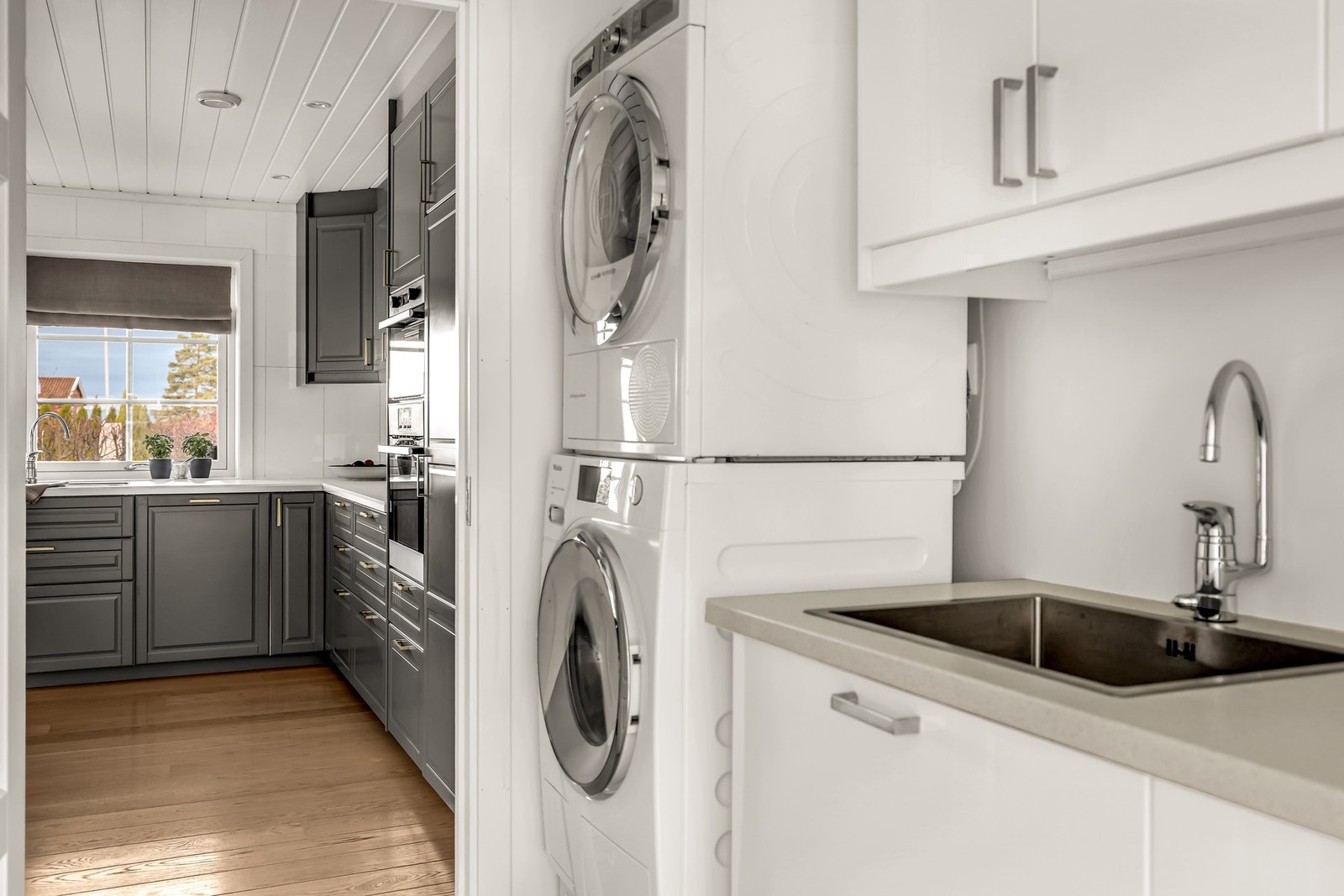 Vaskerommet ligger praktisk til ved kjøkkenet - en løsning som forenkler hverdagen. Galleribilde