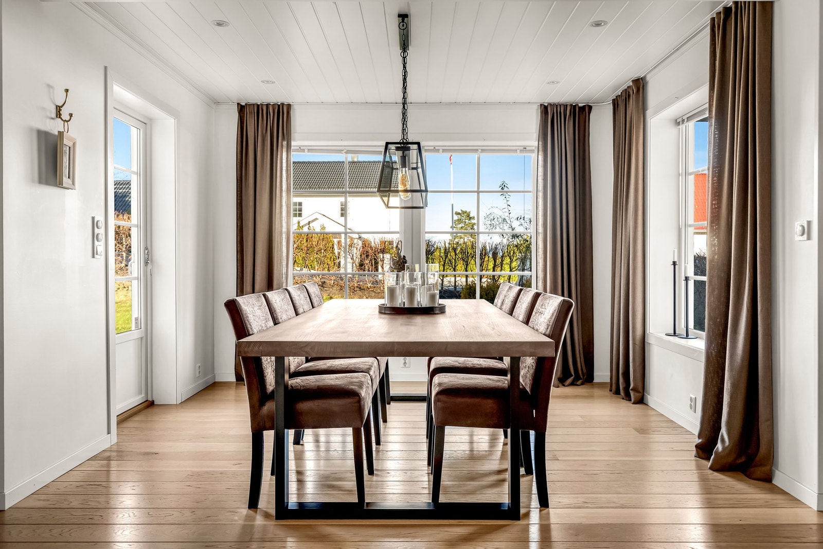 Spisestue har utgang til terrasse og hage, noe som forsterker følelsen av rom og lys. Galleribilde