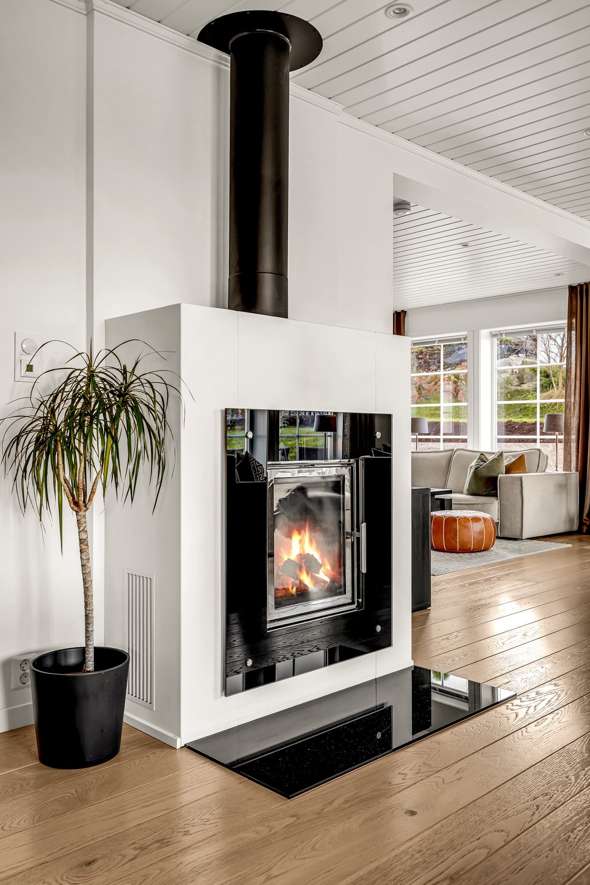 Den moderne vedovnen tilfører både varme og et estetisk blikkfang i rommet. Galleribilde