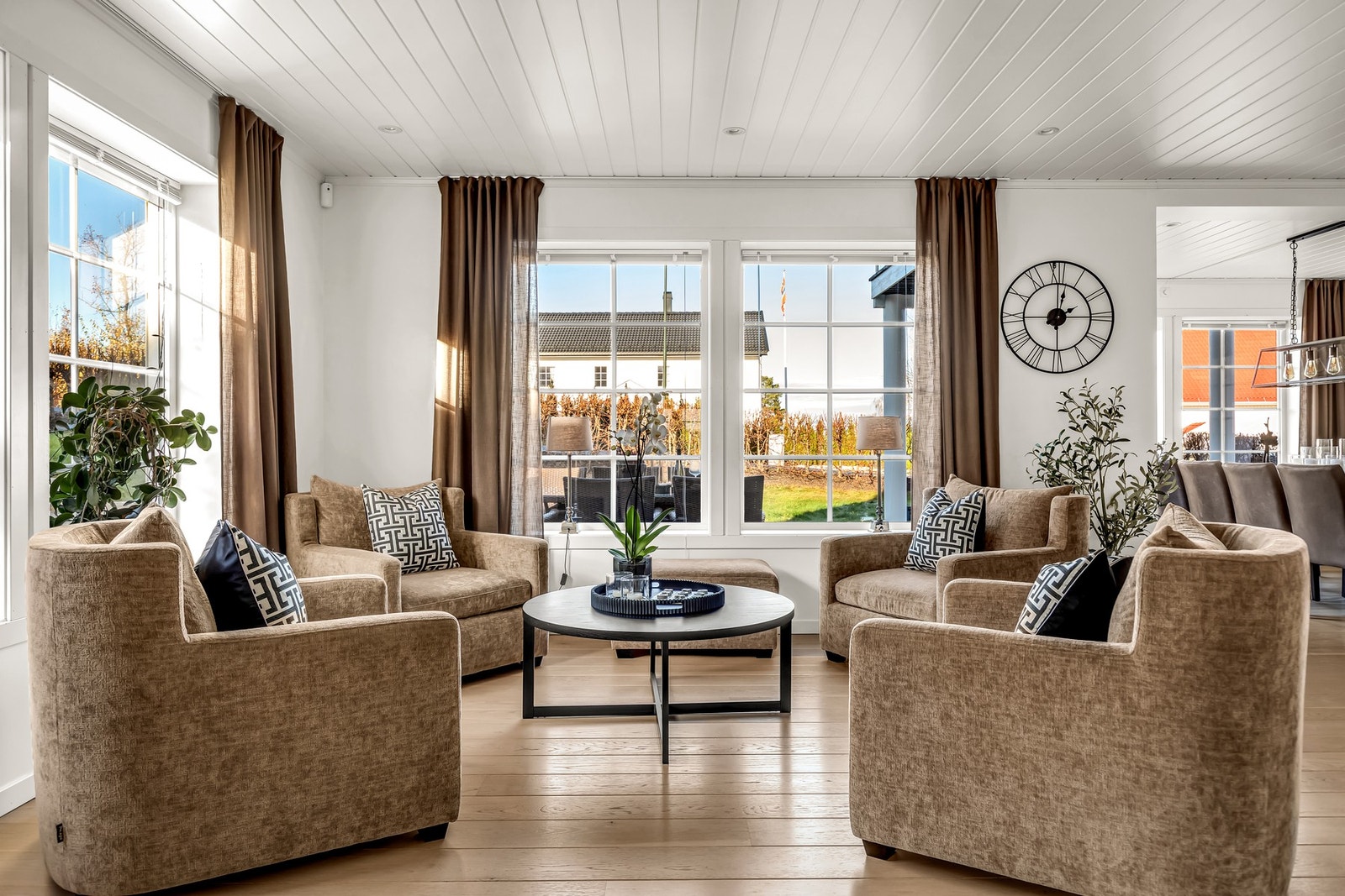 De store vindusoverflatene gir rikelig med lysinnslipp og skaper stemning ved alle årstider. Galleribilde