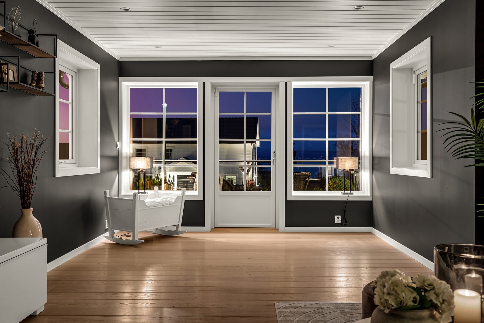 Store vindusflater slipper inn godt med naturlig lys og rammer inn utsikten. Galleribilde