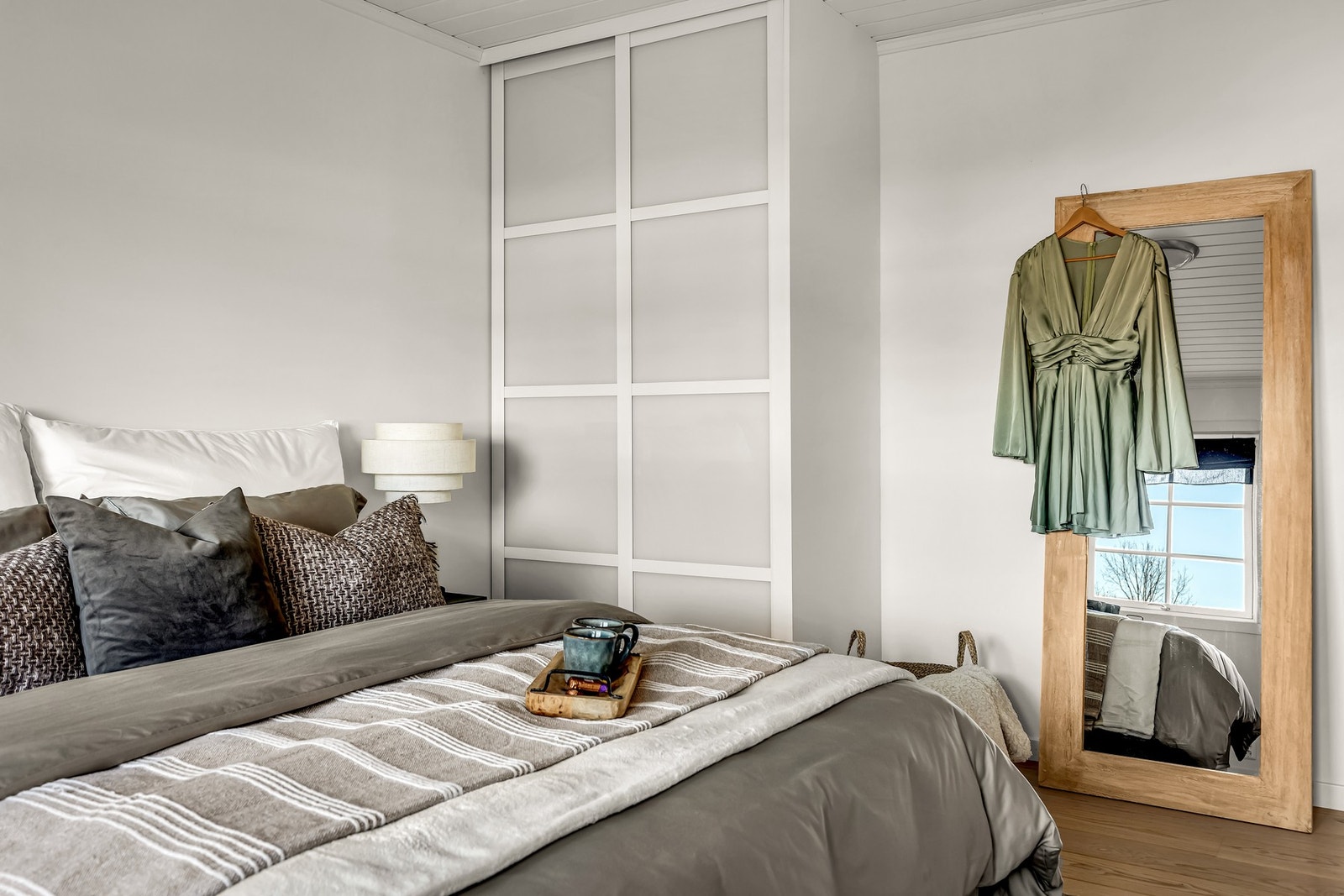 Samtlige rom har parkett på gulv og malte flater i lyse, tidløse nyanser som gjør det enkelt å møblere. Galleribilde