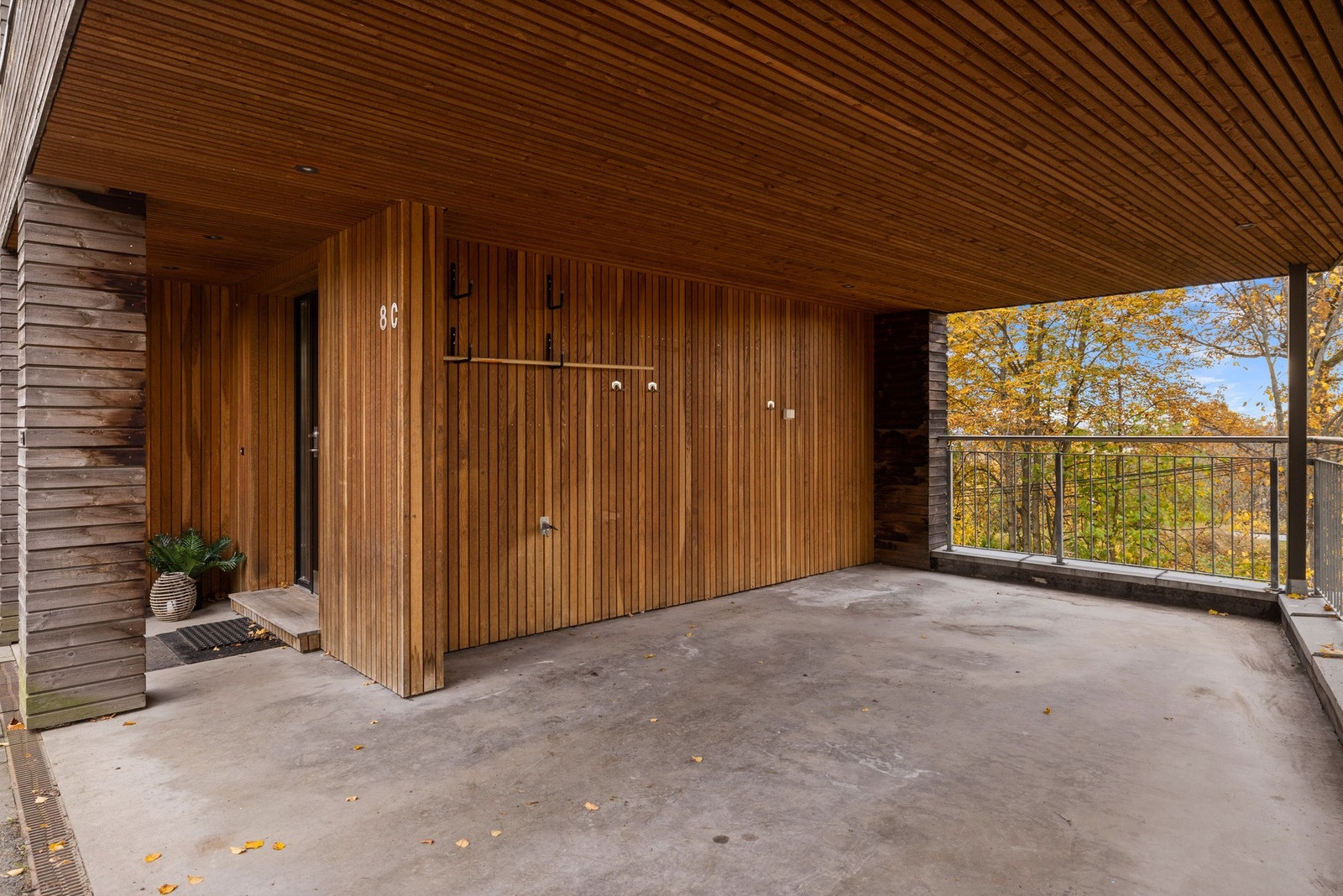 Utebod og biloppstillingsplass i carport Galleribilde