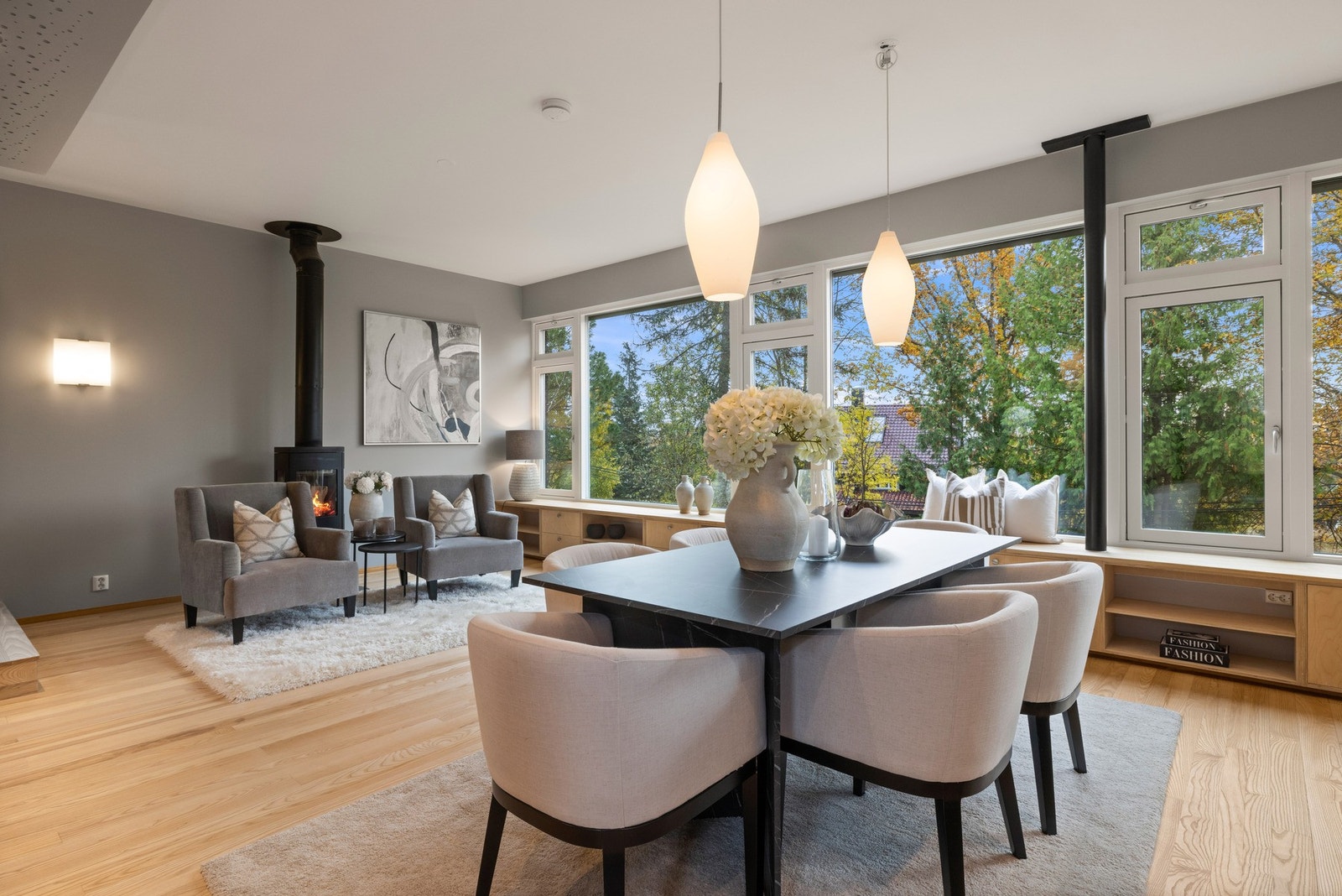 Fin peisovn tilkoblet isolert stålrør som pipe som gir godt med varme på kalde dager Galleribilde