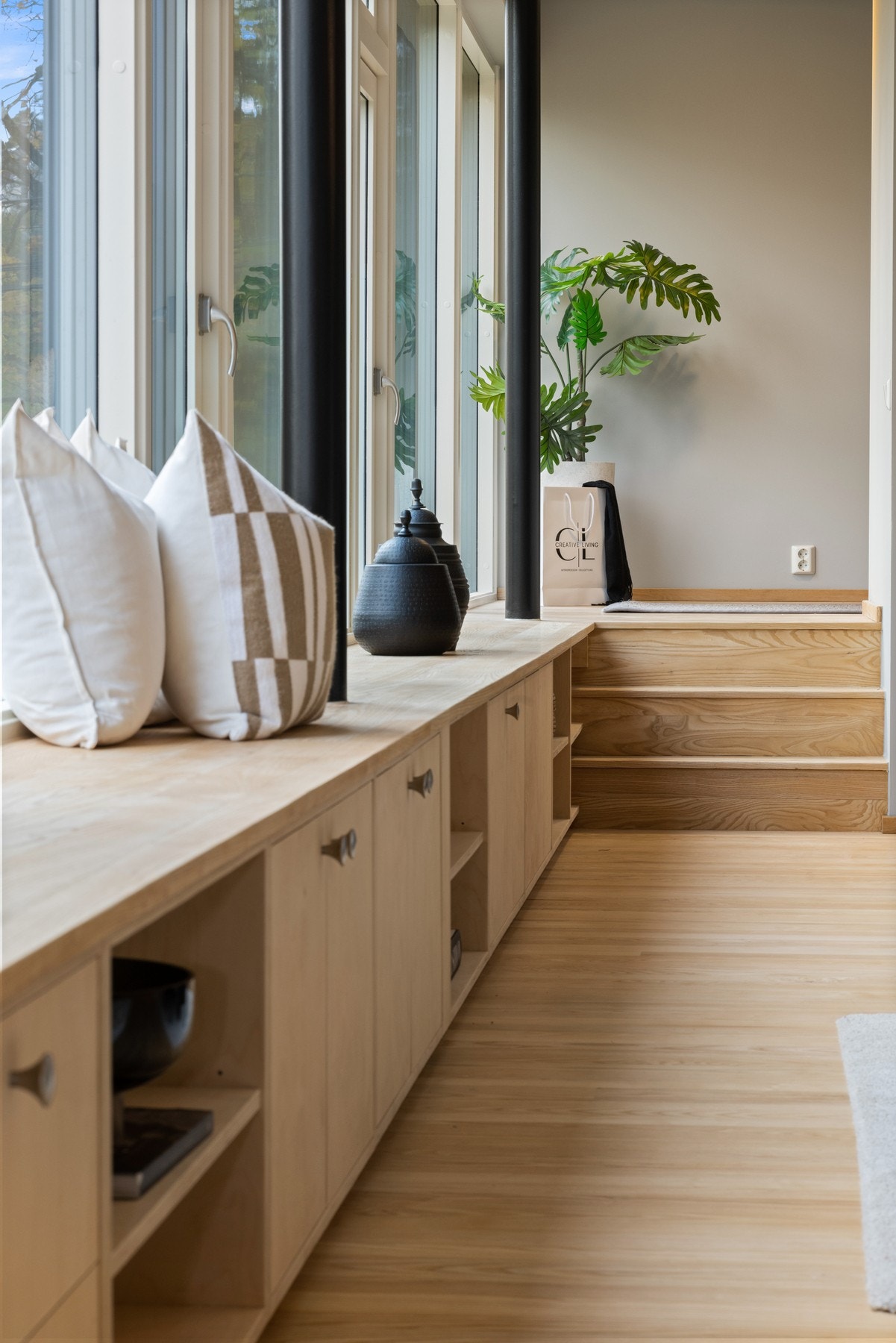 Plassbygde skap og hyller under vindusrekke Galleribilde