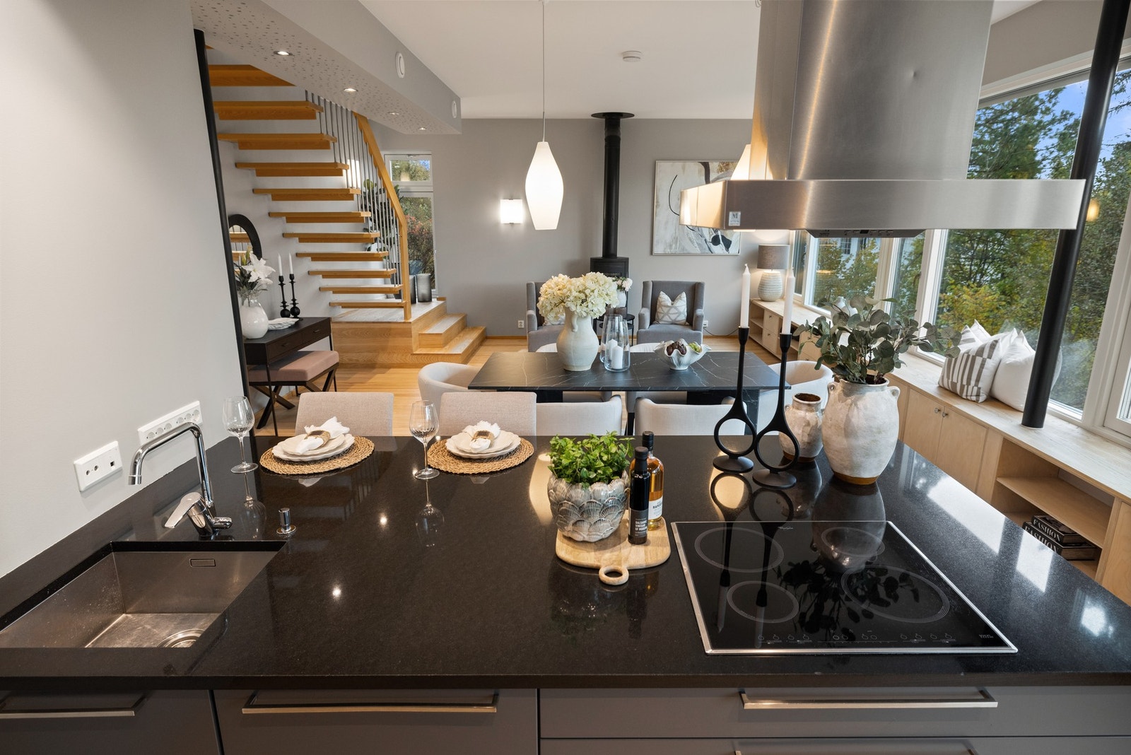 Benkeplaten er i stein med underlimt vask og ettgreps blandebatteri Galleribilde