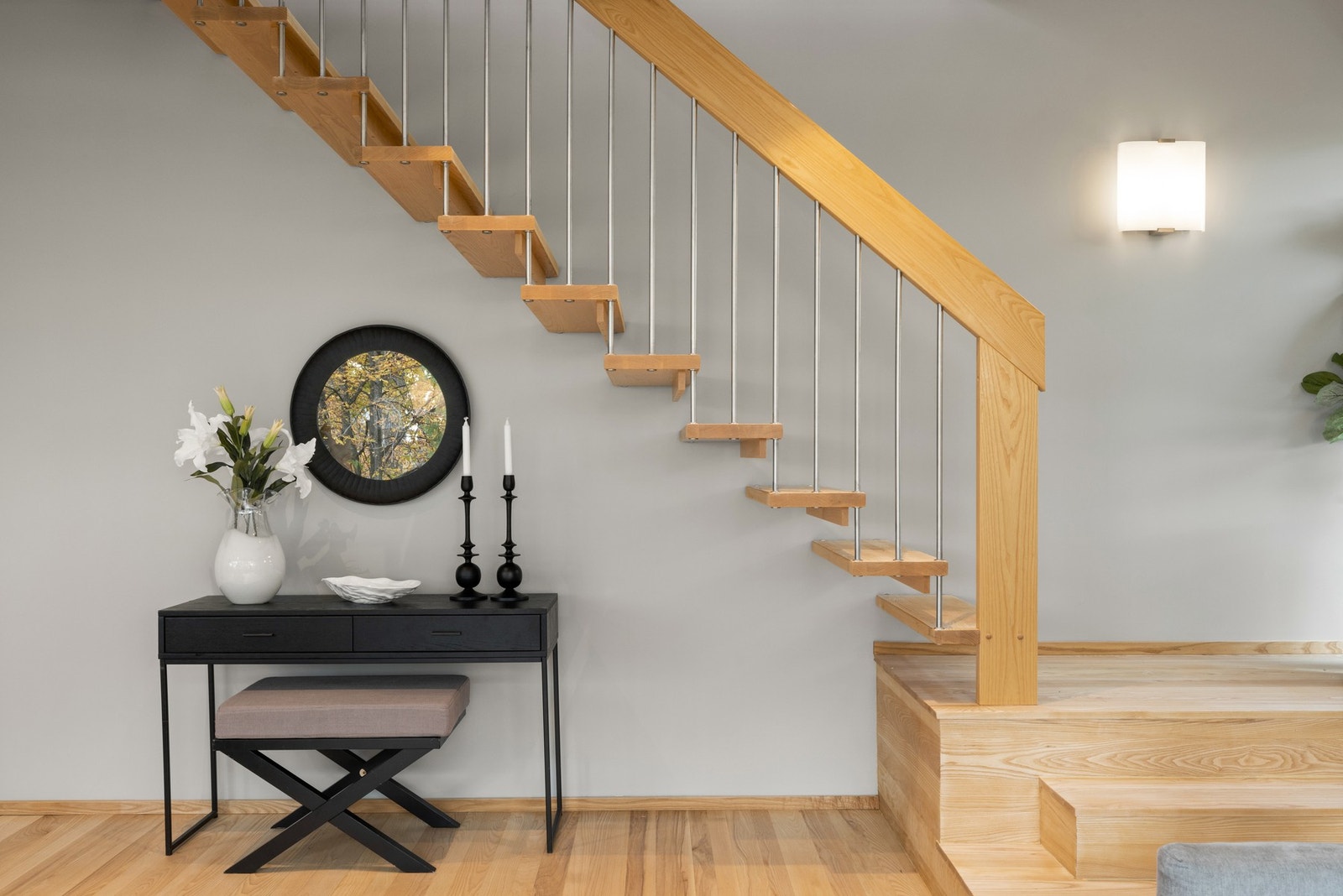 Boligen har innvendige trapper i heltre mellom etasjene Galleribilde