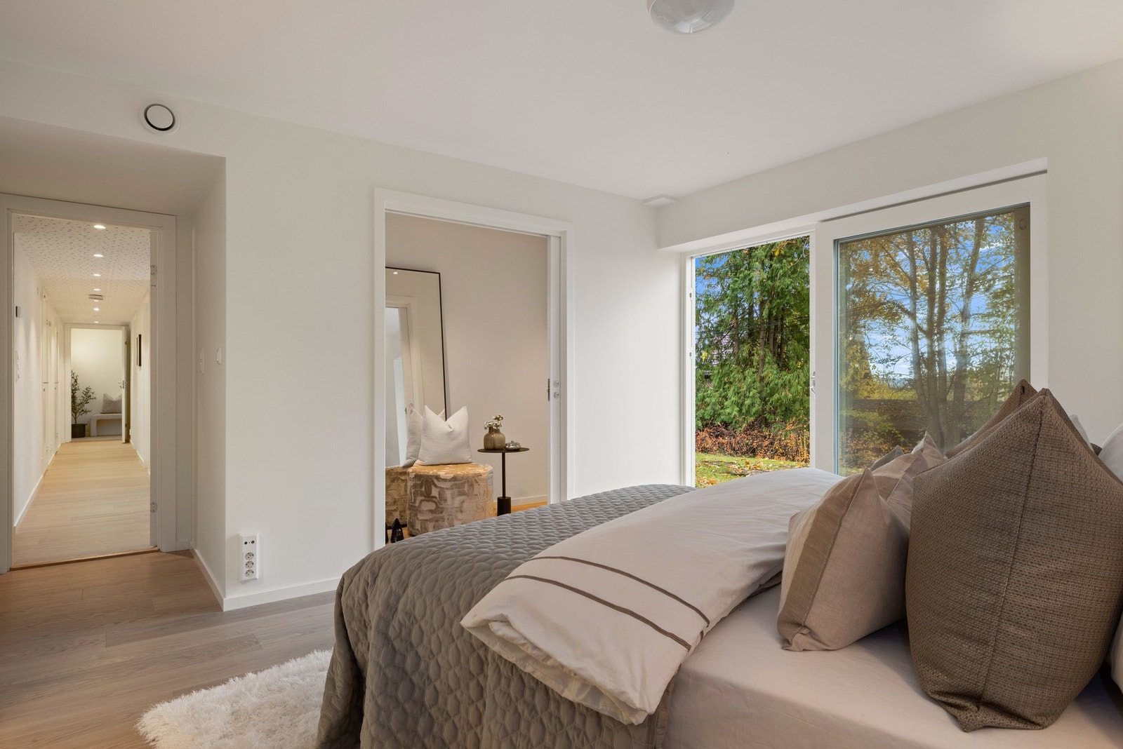 Skyvedør til bod hvor man kan lage walk-in-closet/ garderobeløsning Galleribilde