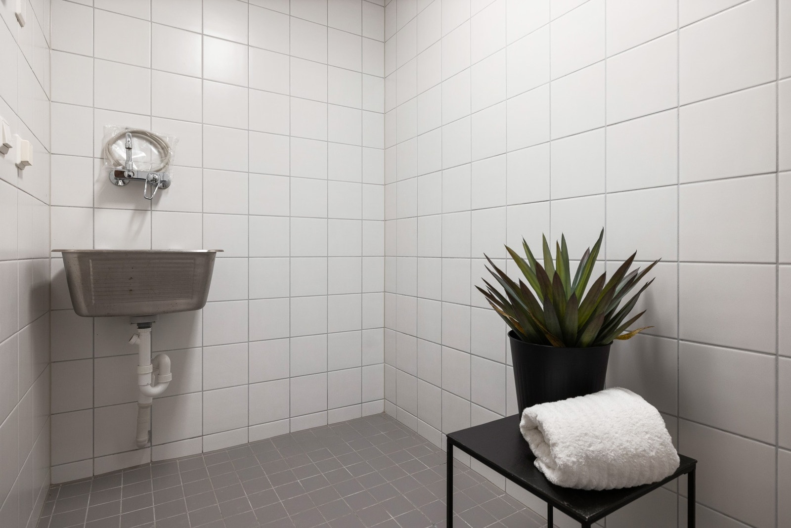 Vaskerommet er innredet med utslagsvask i stål med ettgreps blandebatteri og opplegg for vaskemaskin. Galleribilde