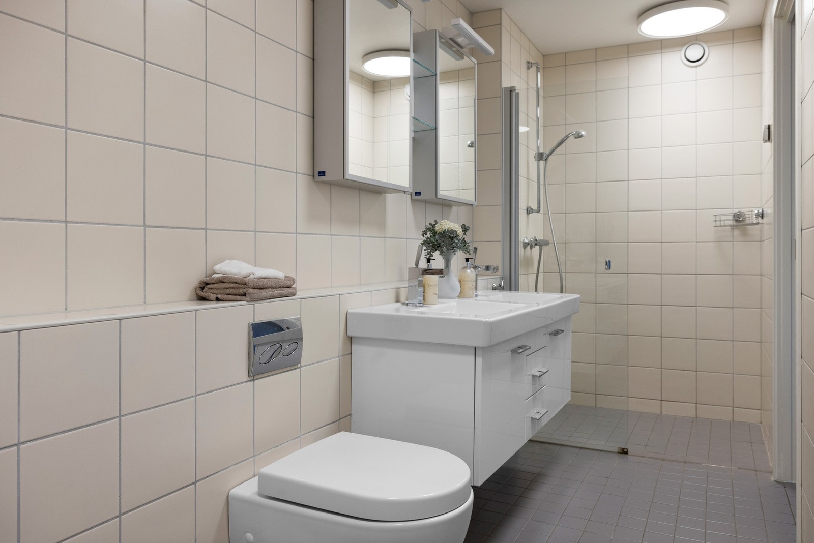 Badet er innredet med servantskap med dobbel servant, to speilskap med lys og strømuttak inne i skapene Galleribilde